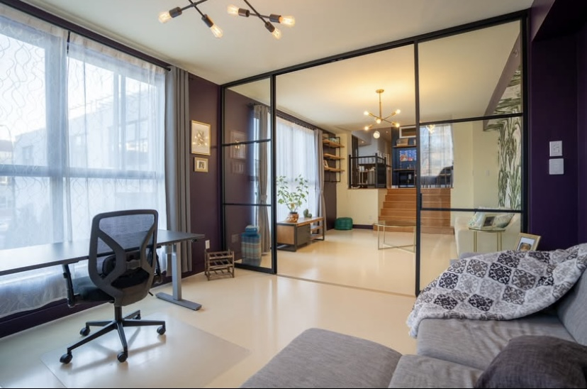 Santuario elegante con pareti di vetro: comfort contemporaneo in città