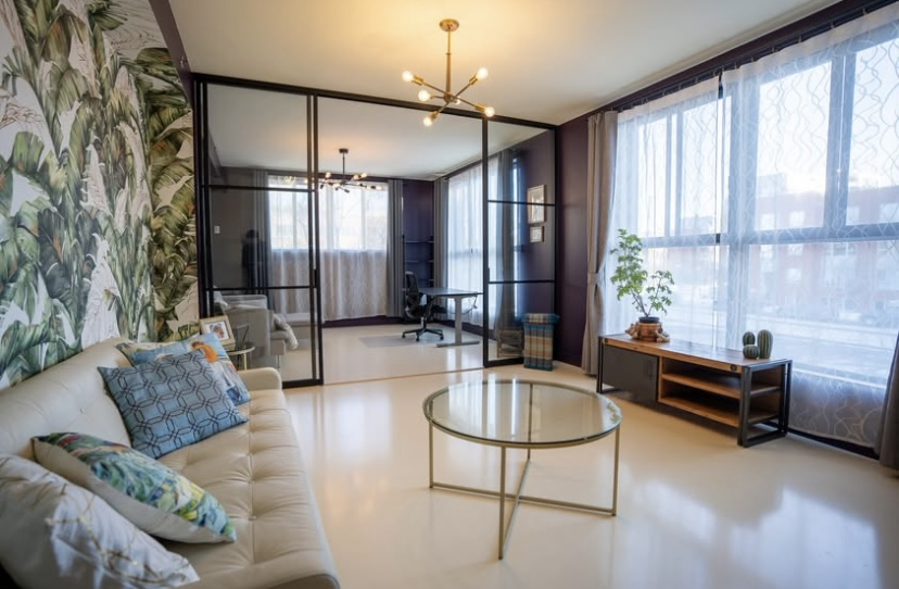Santuario elegante con pareti di vetro: comfort contemporaneo in città