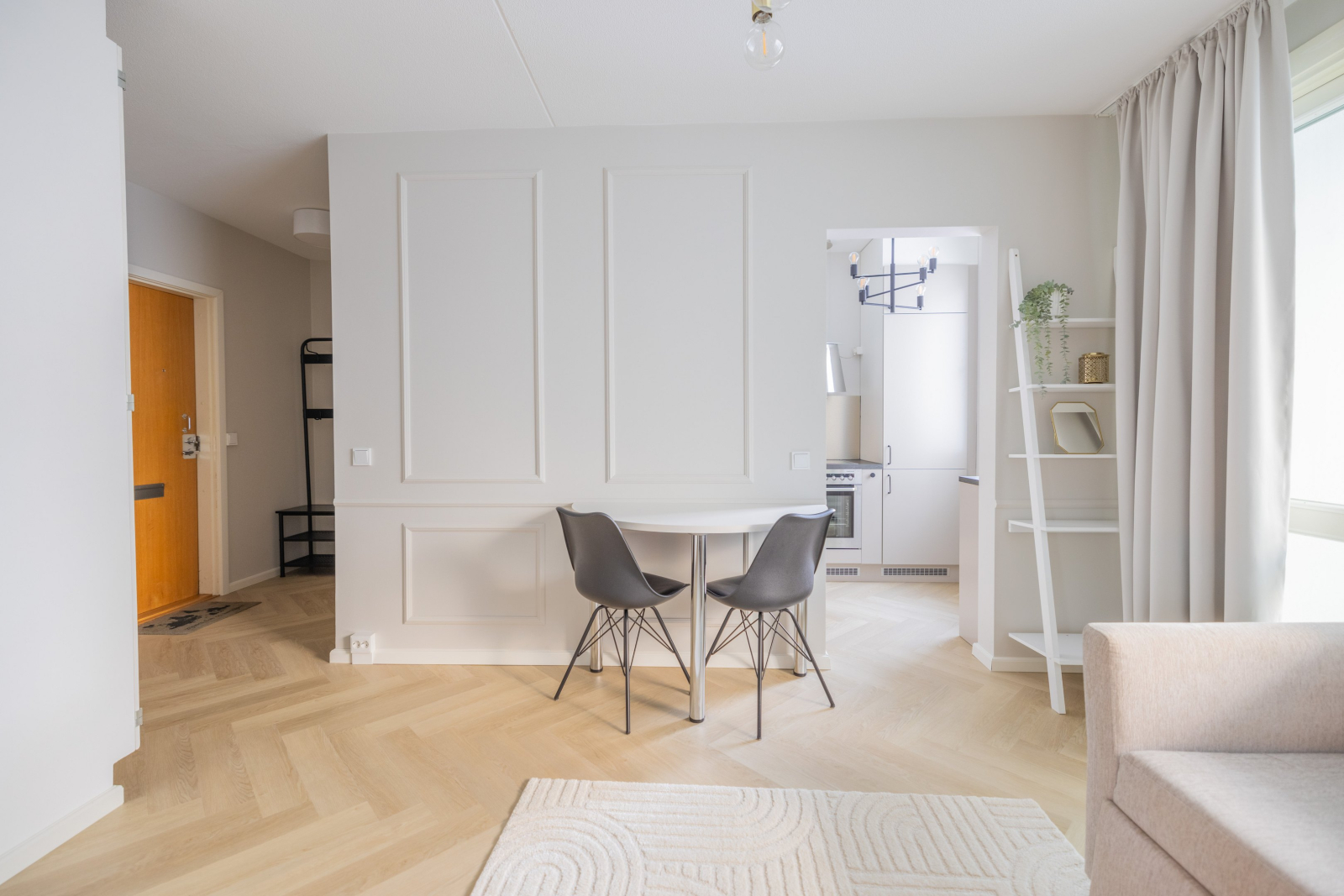 Bright & Newly Renovated Studio Near Airport & Helsinki – Fast Train Access