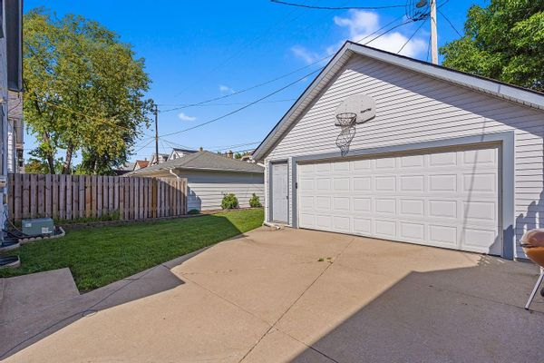 Remote-work friendly (and family friendly), 2 level bungalow with private yard & fun restaurants