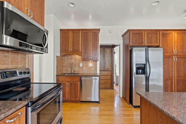 Remote-work friendly (and family friendly), 2 level bungalow with private yard & fun restaurants