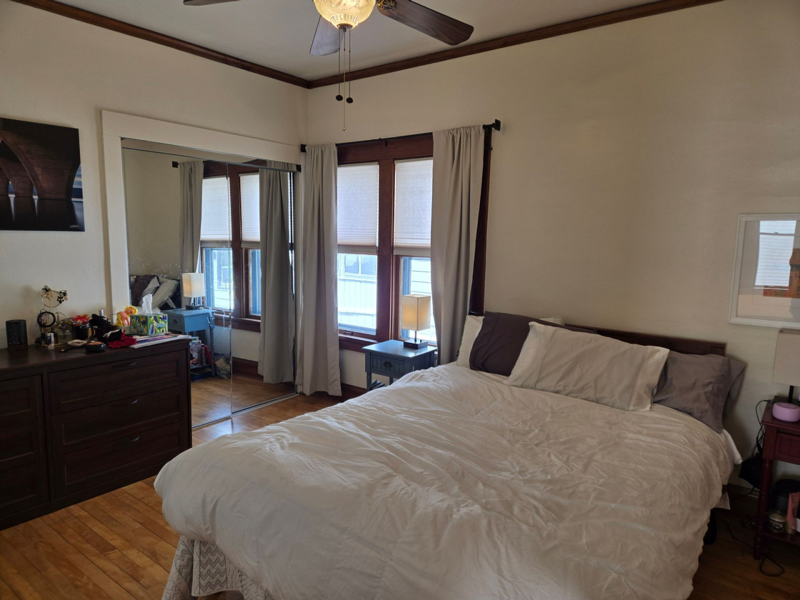Remote-work friendly (and family friendly), 2 level bungalow with private yard & fun restaurants