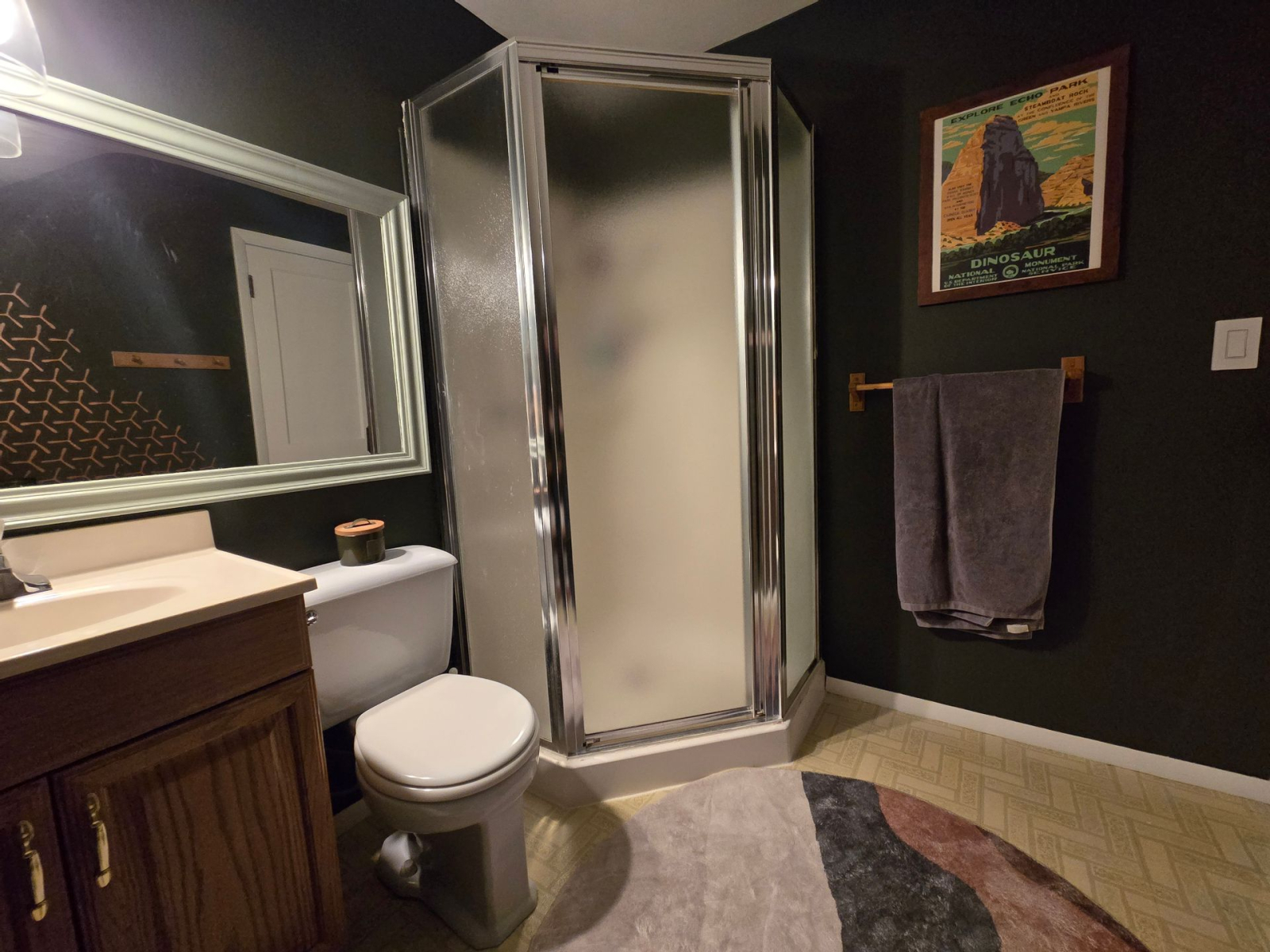 Remote-work friendly (and family friendly), 2 level bungalow with private yard & fun restaurants