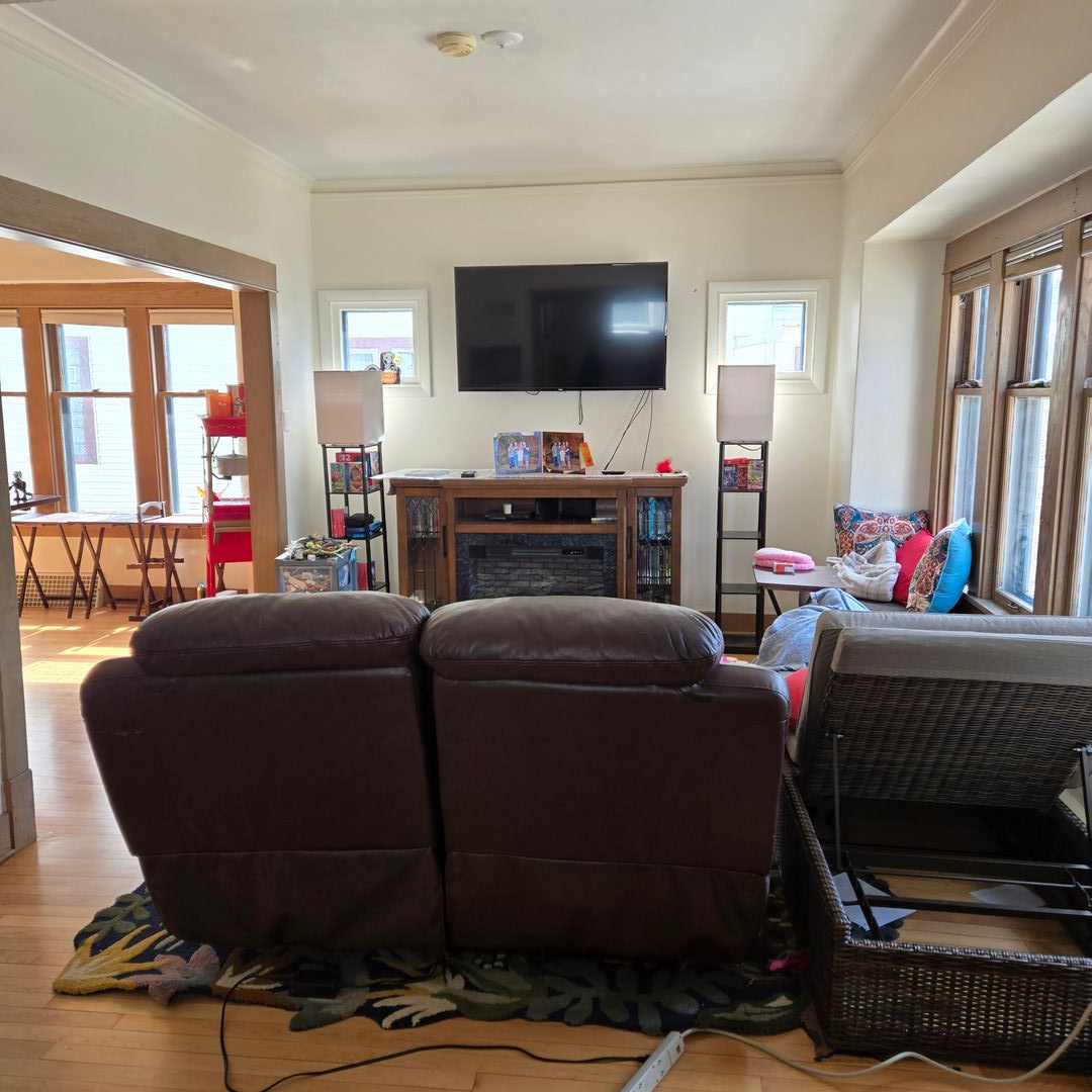 Remote-work friendly (and family friendly), 2 level bungalow with private yard & fun restaurants