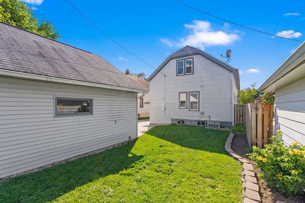 Remote-work friendly (and family friendly), 2 level bungalow with private yard & fun restaurants