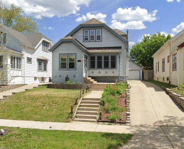 Remote-work friendly (and family friendly), 2 level bungalow with private yard & fun restaurants