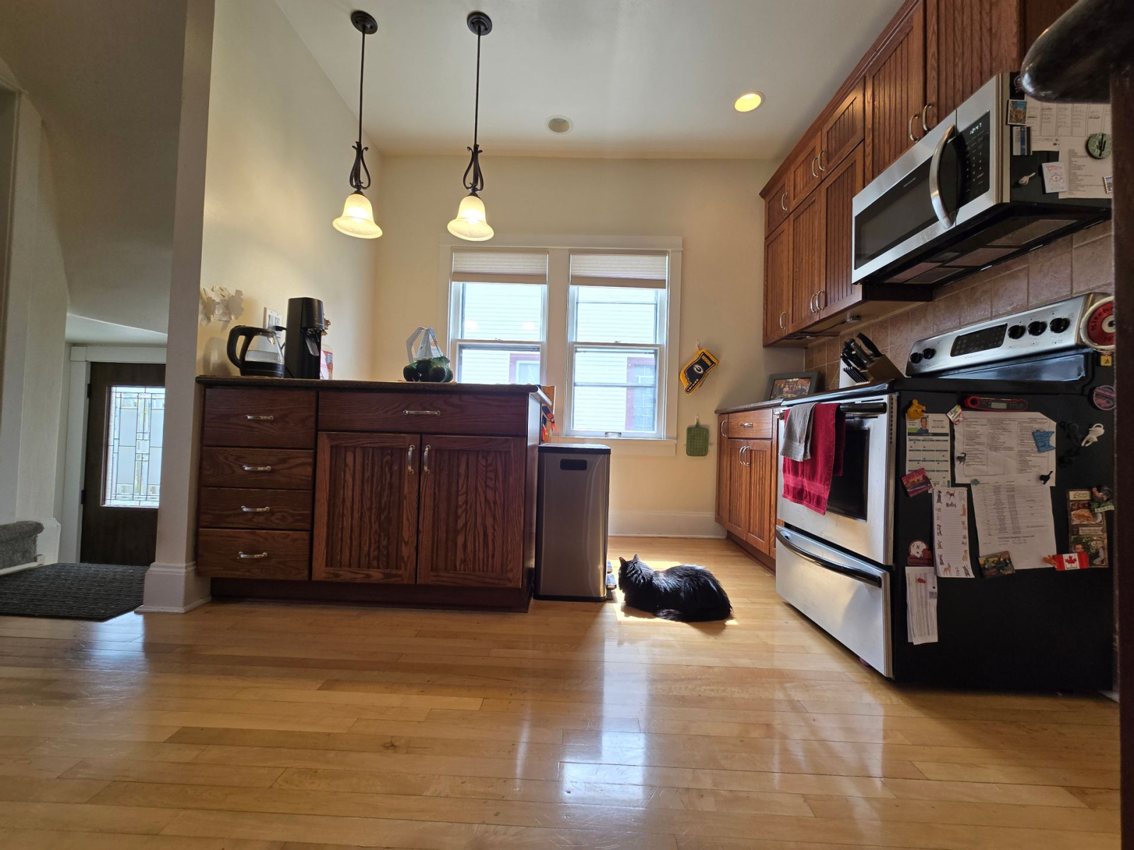 Remote-work friendly (and family friendly), 2 level bungalow with private yard & fun restaurants