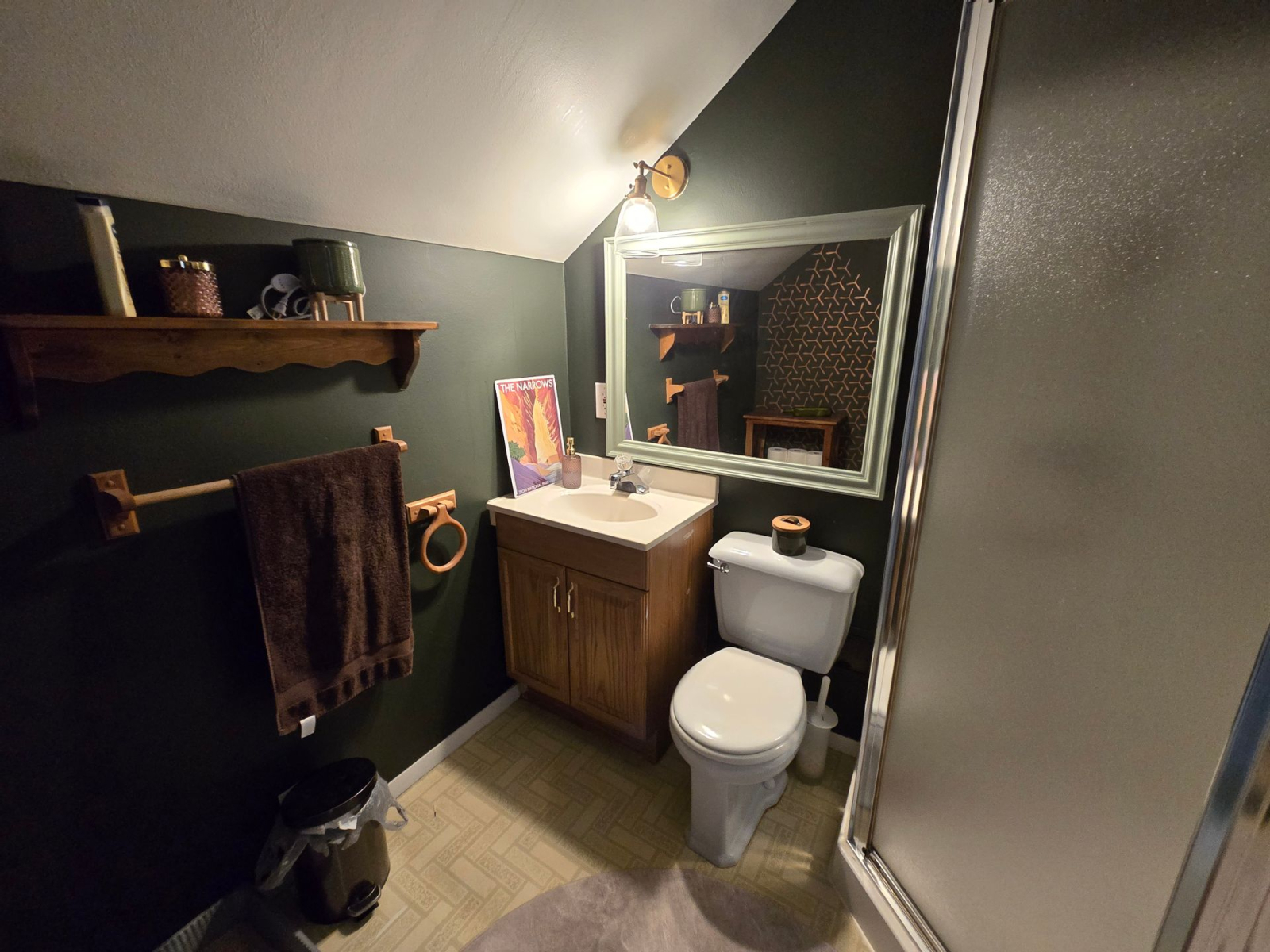 Remote-work friendly (and family friendly), 2 level bungalow with private yard & fun restaurants