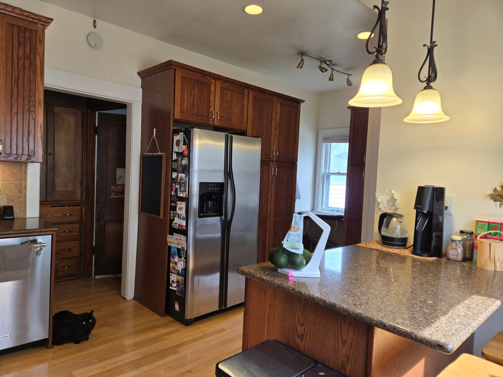 Remote-work friendly (and family friendly), 2 level bungalow with private yard & fun restaurants