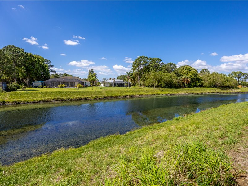 Heated pool house with garden yard on the canal