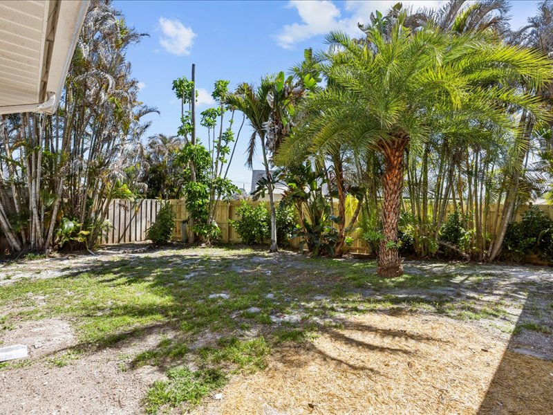 Heated pool house with garden yard on the canal