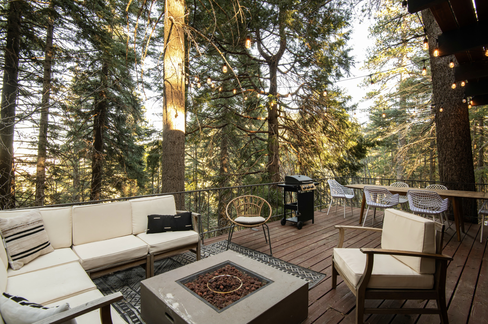 Baita anni '70 di Lake Arrowhead "Shag Chalet" con Speakeasy, Sala Giochi, Cinema e Focolare