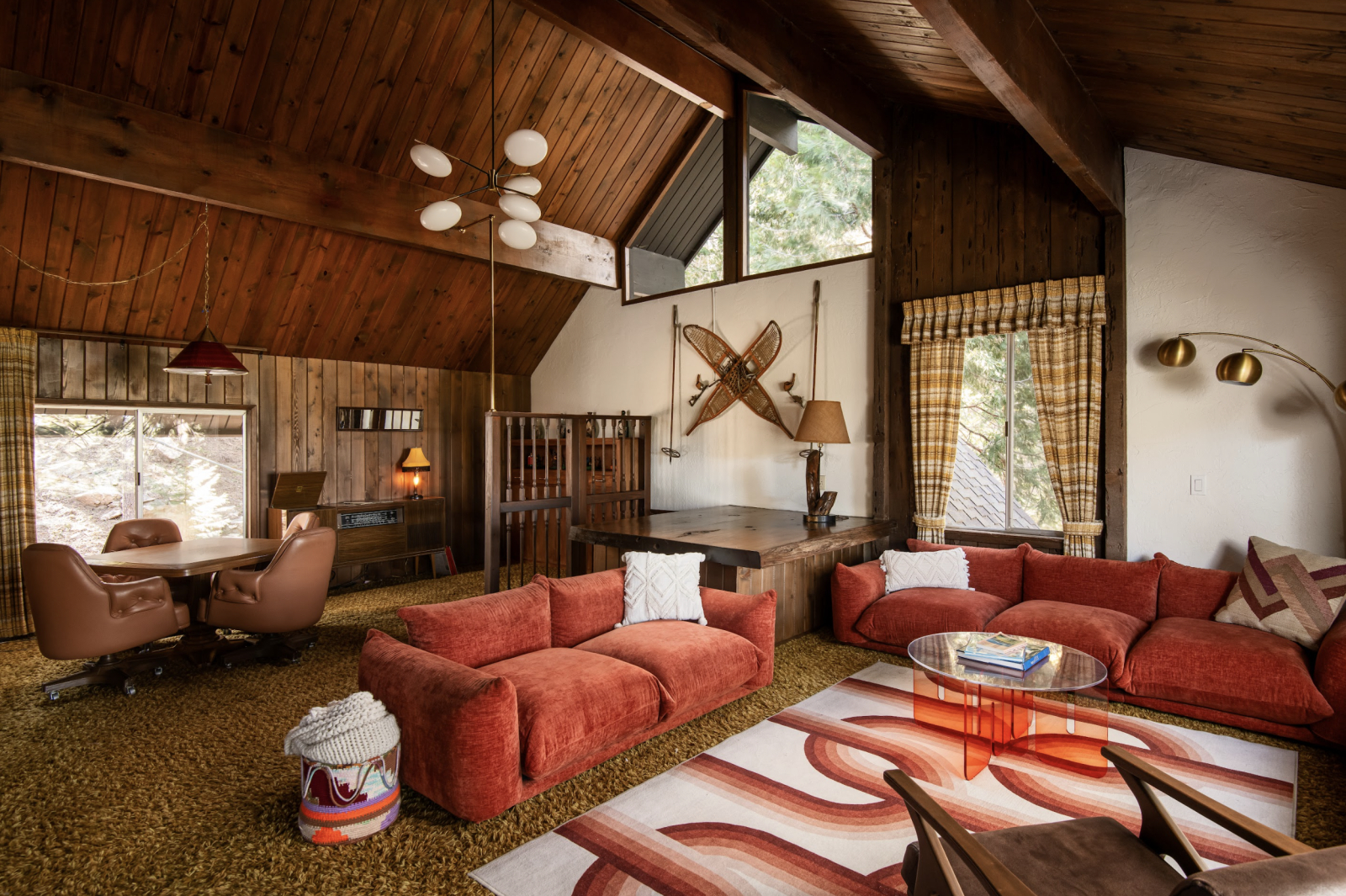 Baita anni '70 di Lake Arrowhead "Shag Chalet" con Speakeasy, Sala Giochi, Cinema e Focolare