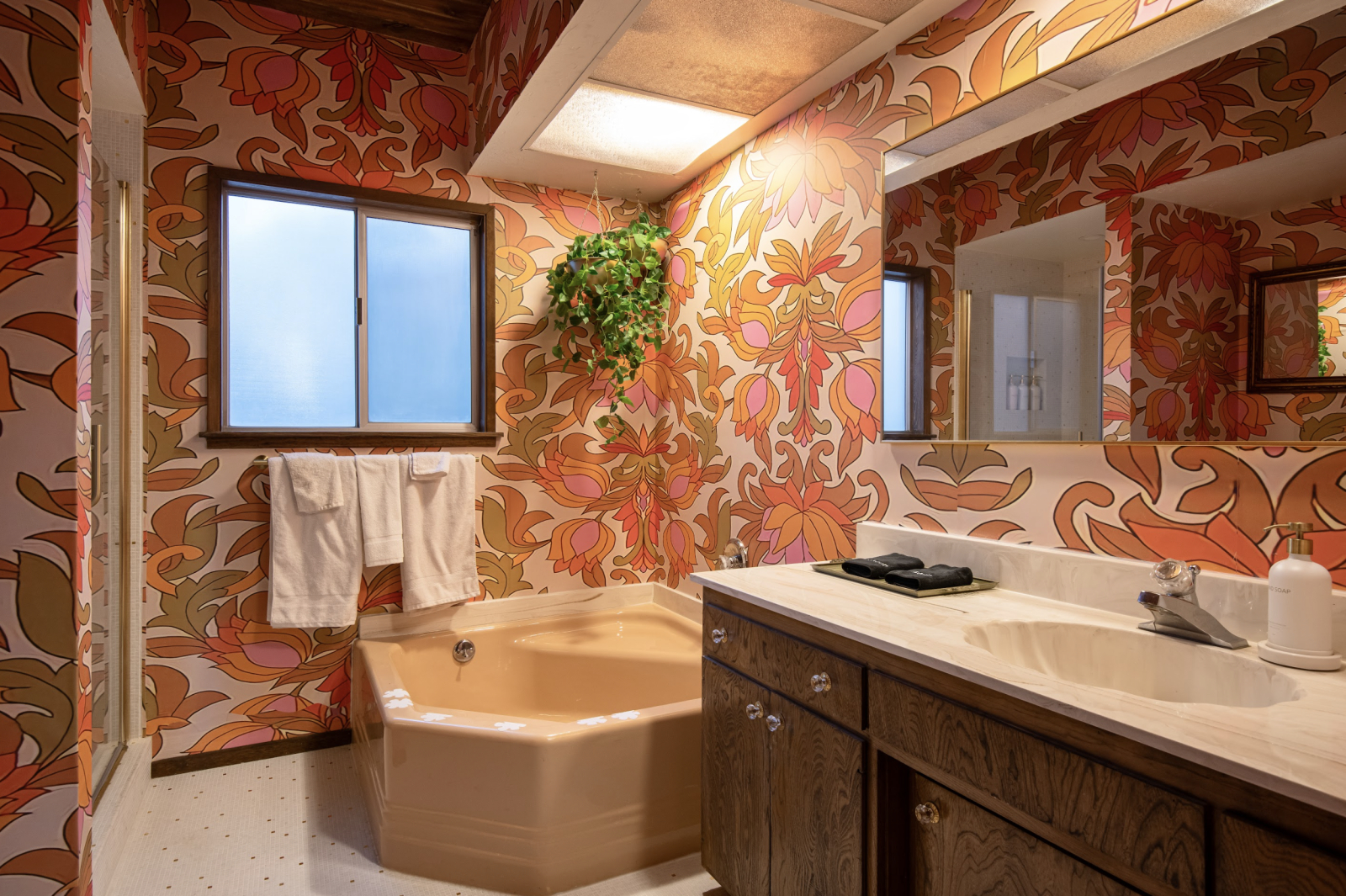 Baita anni '70 di Lake Arrowhead "Shag Chalet" con Speakeasy, Sala Giochi, Cinema e Focolare