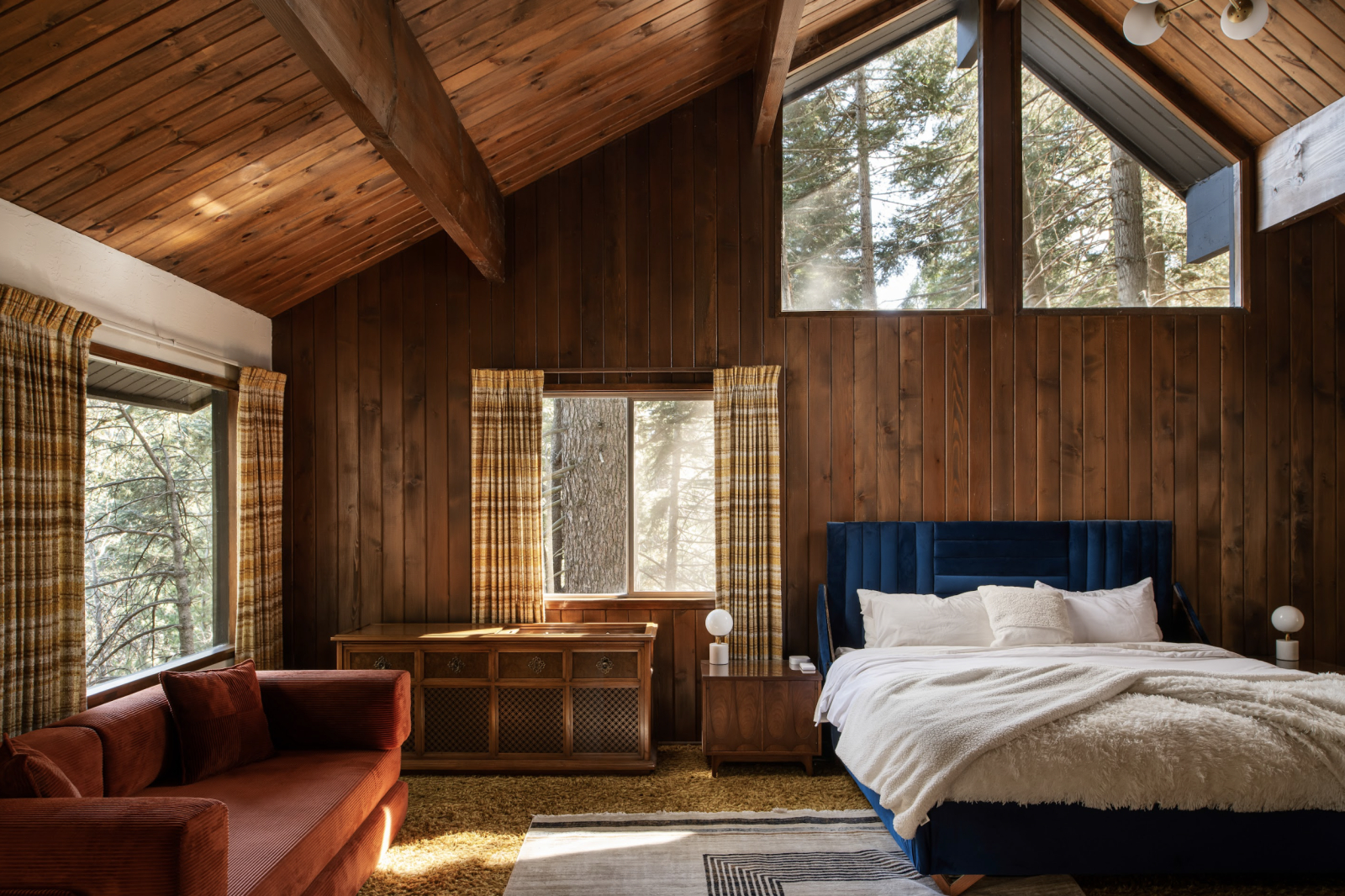 Baita anni '70 di Lake Arrowhead "Shag Chalet" con Speakeasy, Sala Giochi, Cinema e Focolare