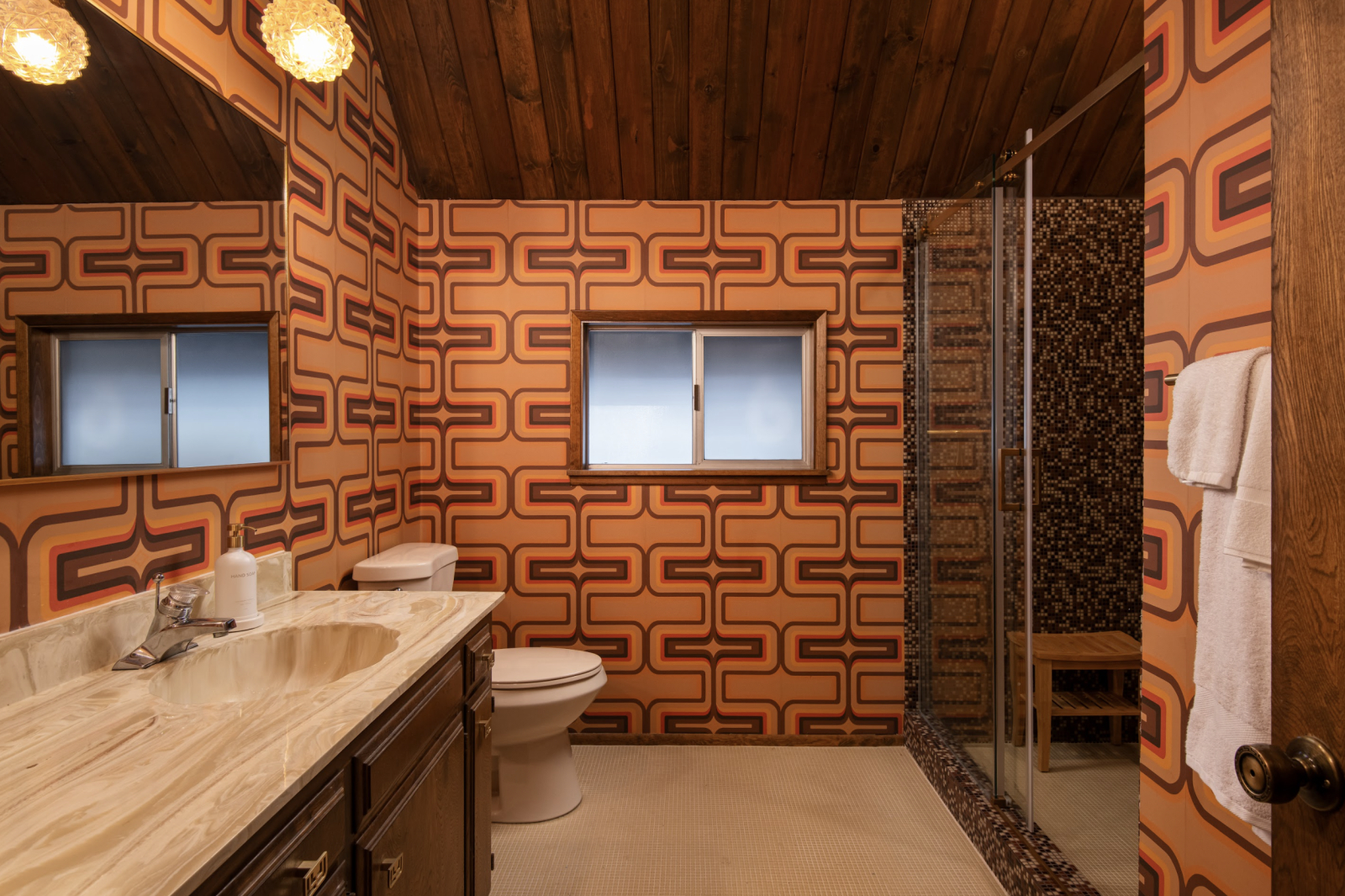 Baita anni '70 di Lake Arrowhead "Shag Chalet" con Speakeasy, Sala Giochi, Cinema e Focolare