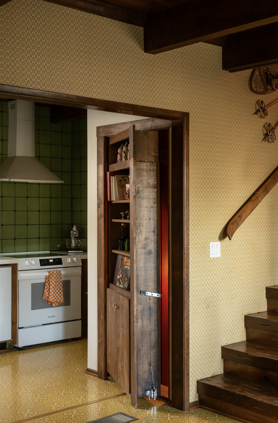 Baita anni '70 di Lake Arrowhead "Shag Chalet" con Speakeasy, Sala Giochi, Cinema e Focolare