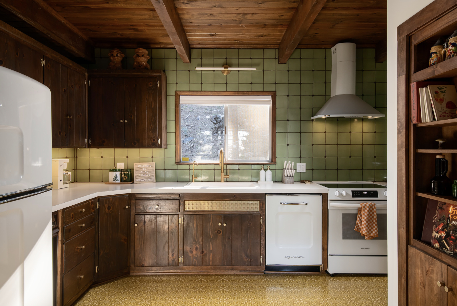 Baita anni '70 di Lake Arrowhead "Shag Chalet" con Speakeasy, Sala Giochi, Cinema e Focolare
