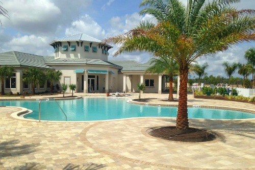 Una casa acogedora y espaciosa en el suroeste de Florida con gimnasio, piscina comunitaria y muchos senderos para caminar. Algunas de las mejores playas de Florida están a solo 40 minutos.
