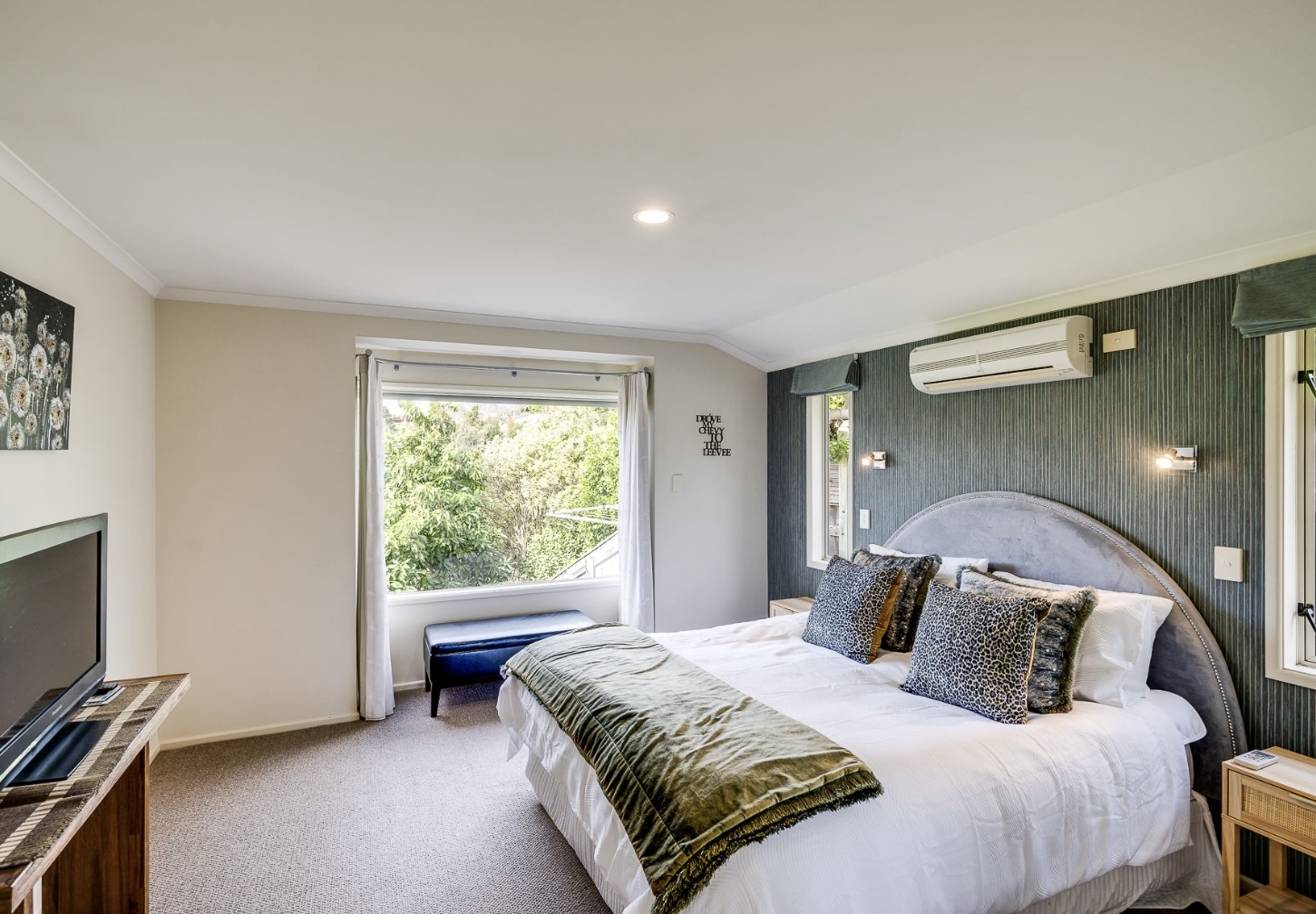 Private, sunny hillside home in  Hawkes Bay wine country