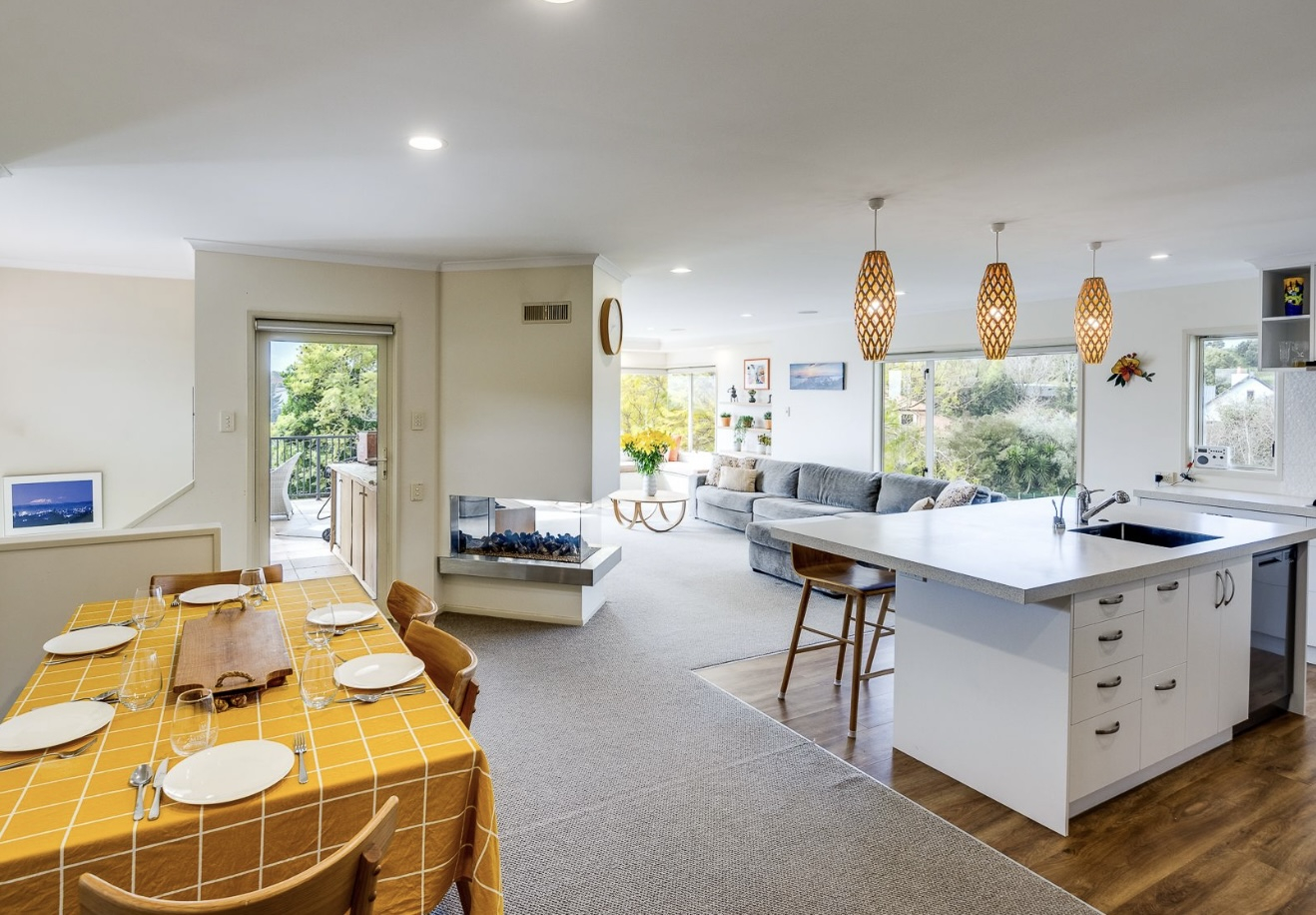 Private, sunny hillside home in  Hawkes Bay wine country