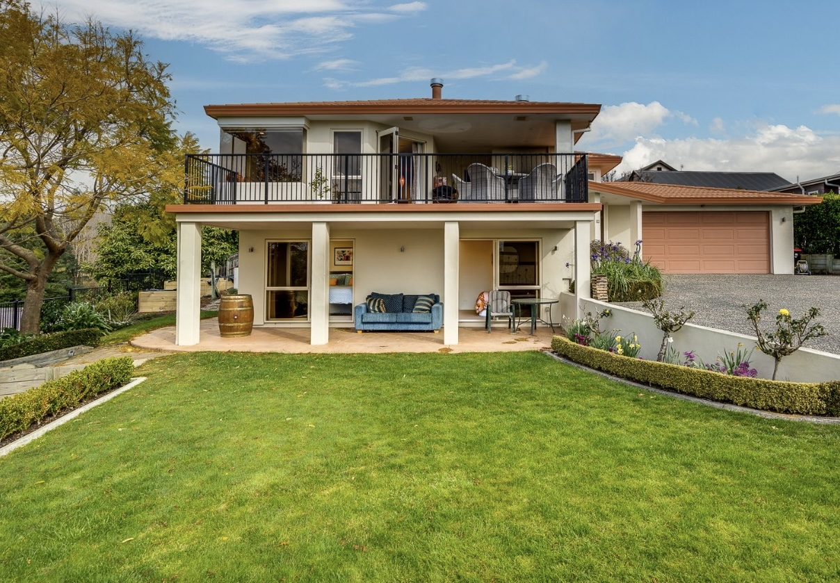 Private, sunny hillside home in  Hawkes Bay wine country