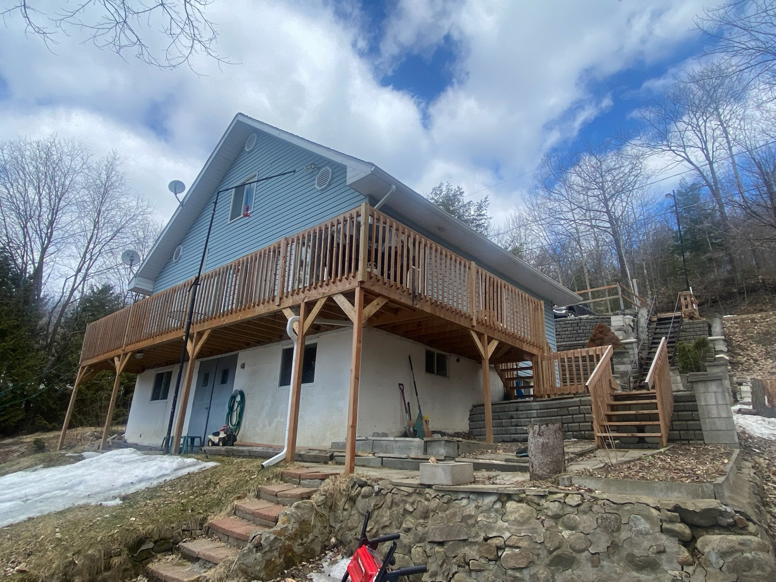 3 story lakeside cottage with jacuzzi, basement playroom