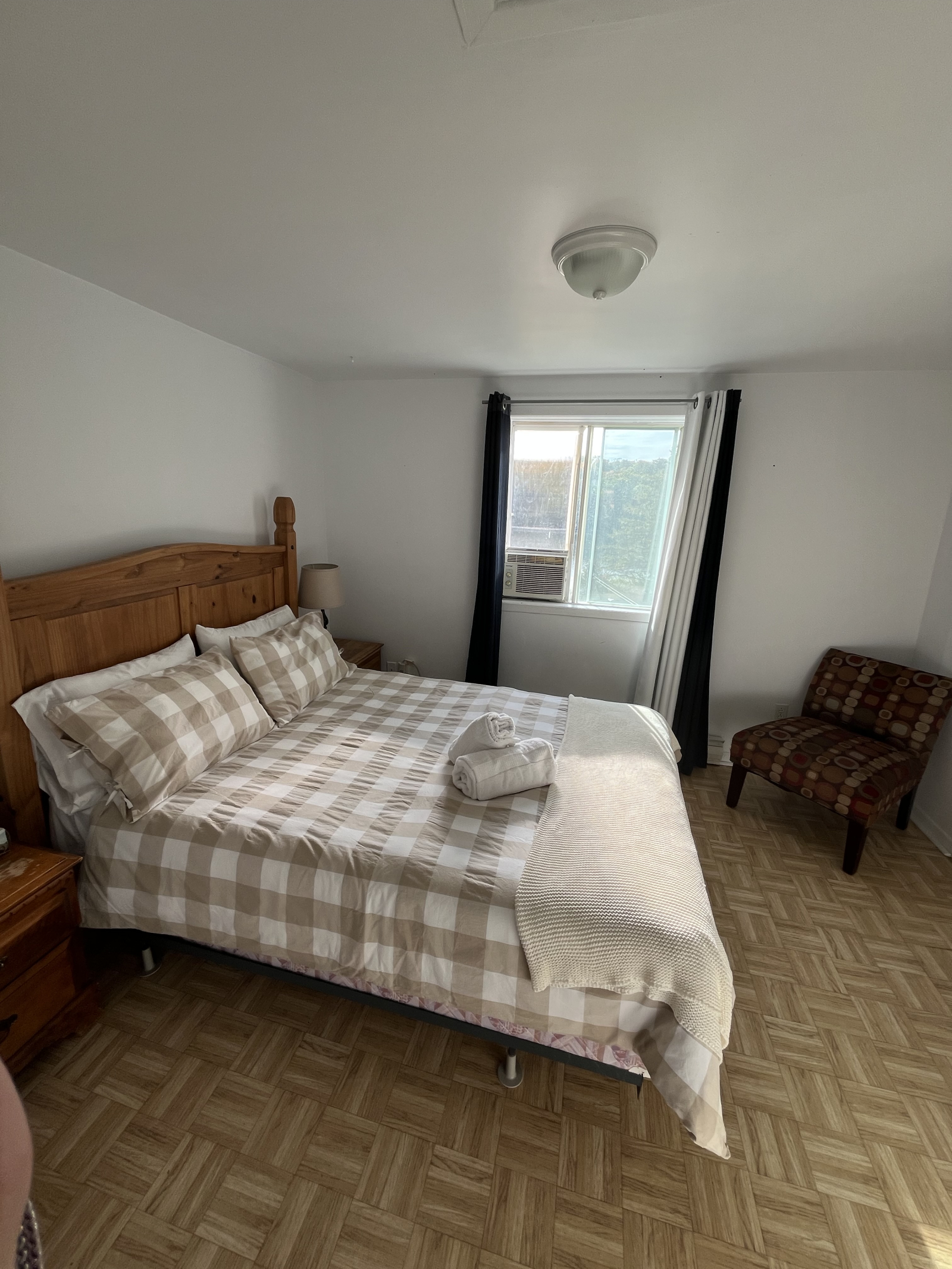 3 story lakeside cottage with jacuzzi, basement playroom