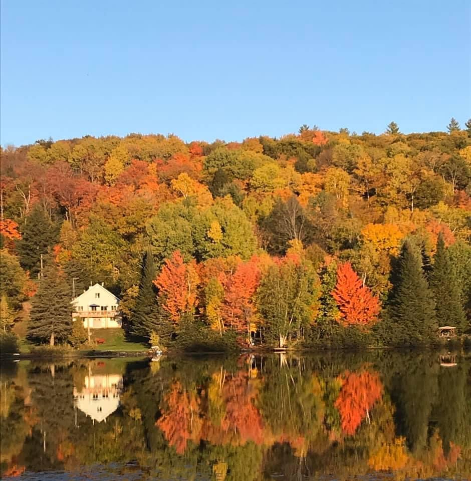 3 story lakeside cottage with jacuzzi, basement playroom