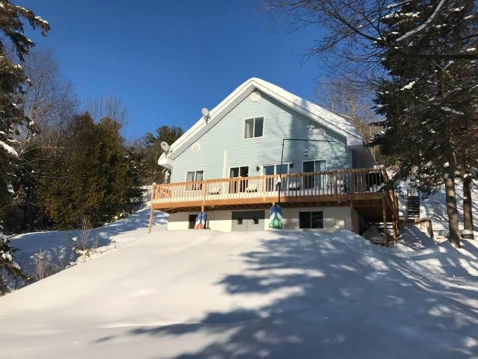 3 story lakeside cottage with jacuzzi, basement playroom