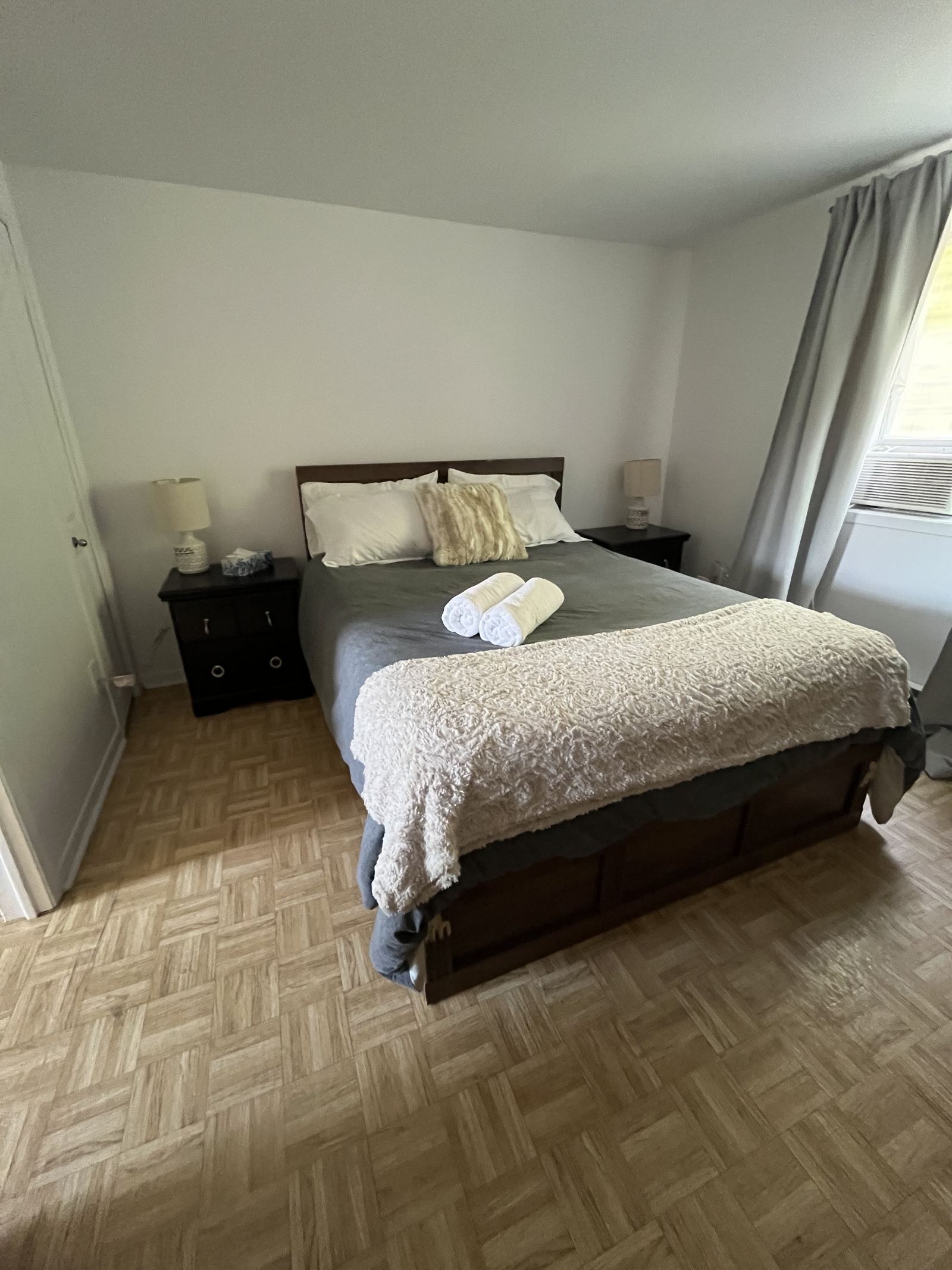 3 story lakeside cottage with jacuzzi, basement playroom