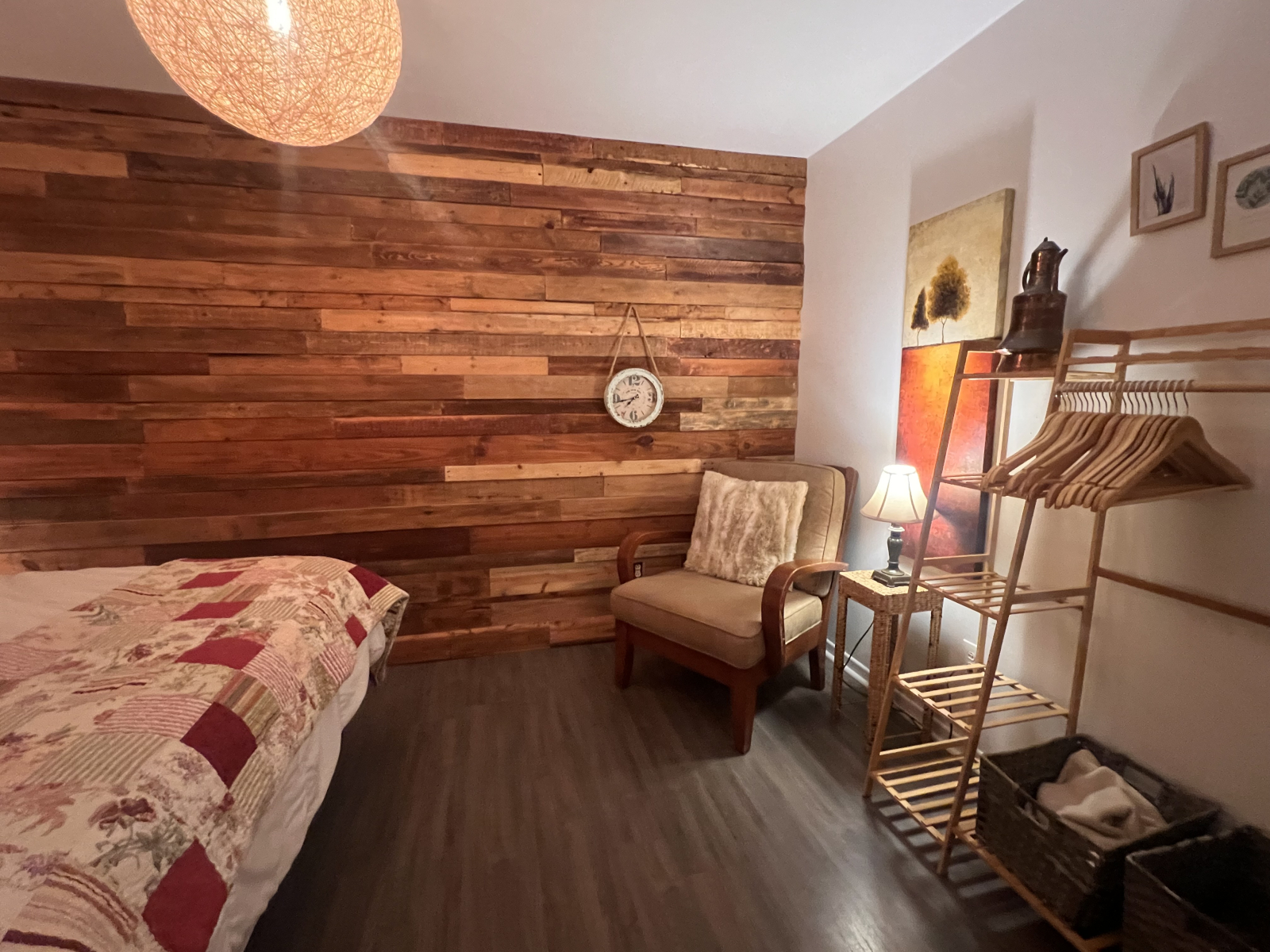 3 story lakeside cottage with jacuzzi, basement playroom
