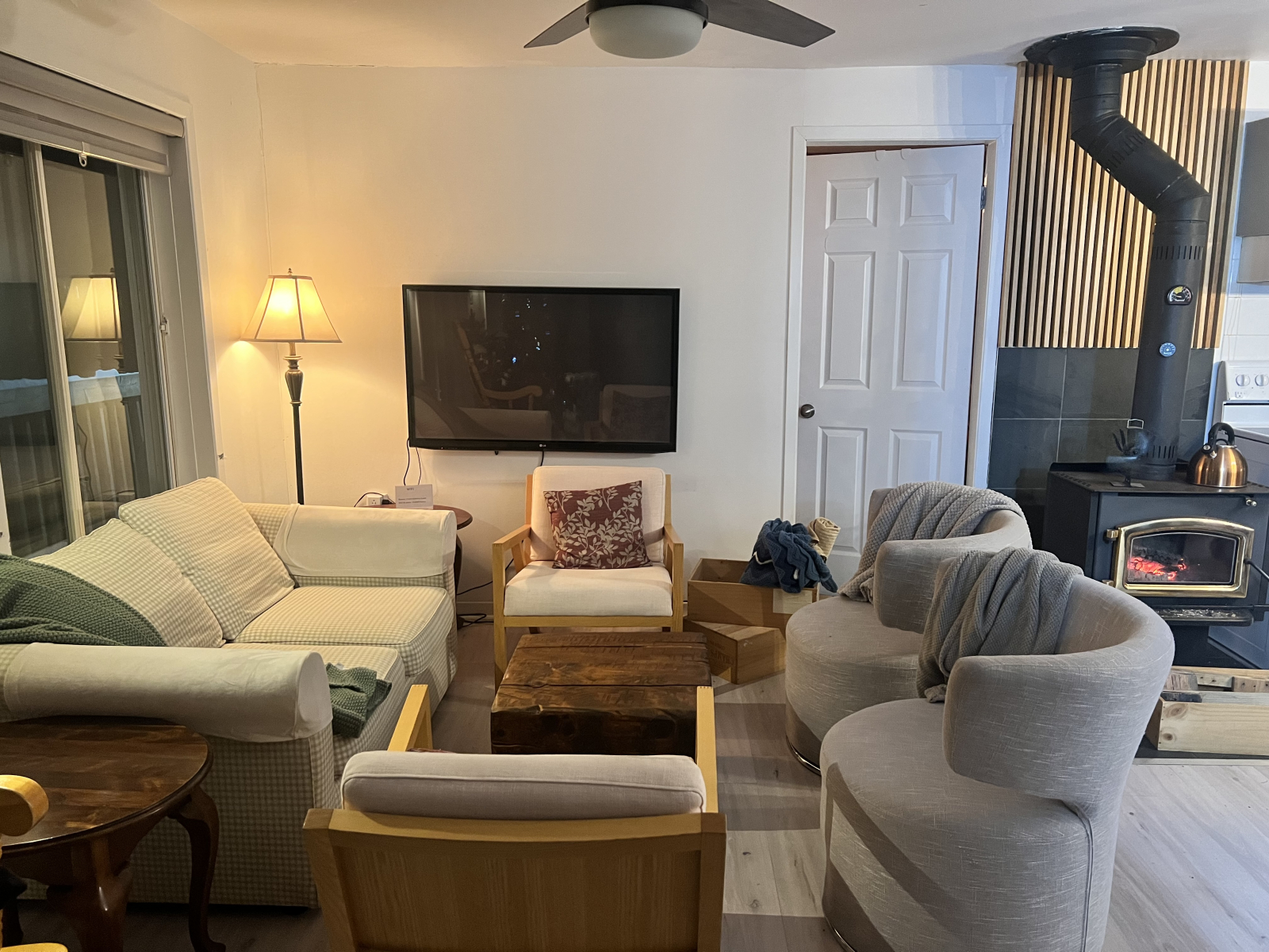 3 story lakeside cottage with jacuzzi, basement playroom