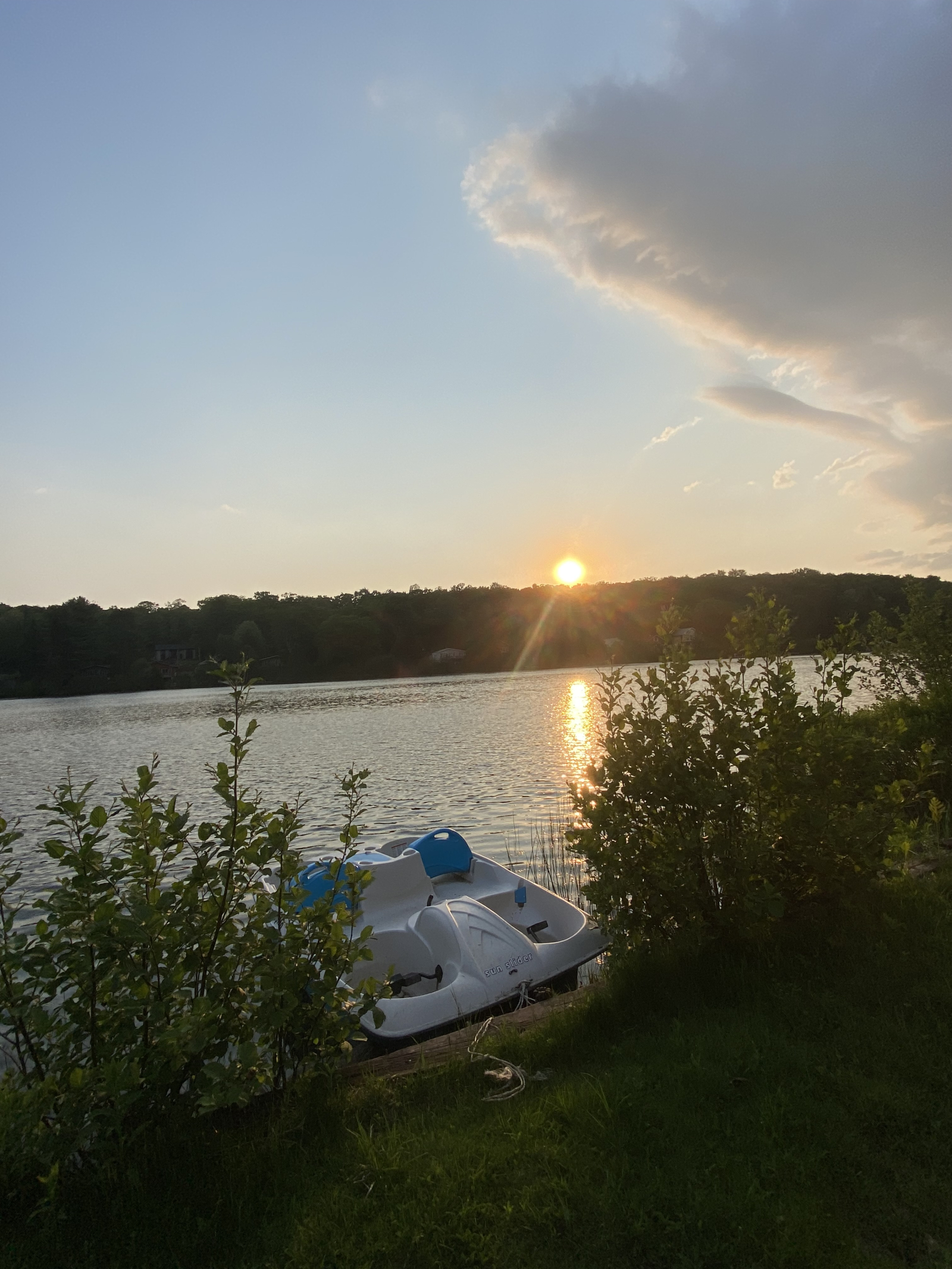 3 story lakeside cottage with jacuzzi, basement playroom