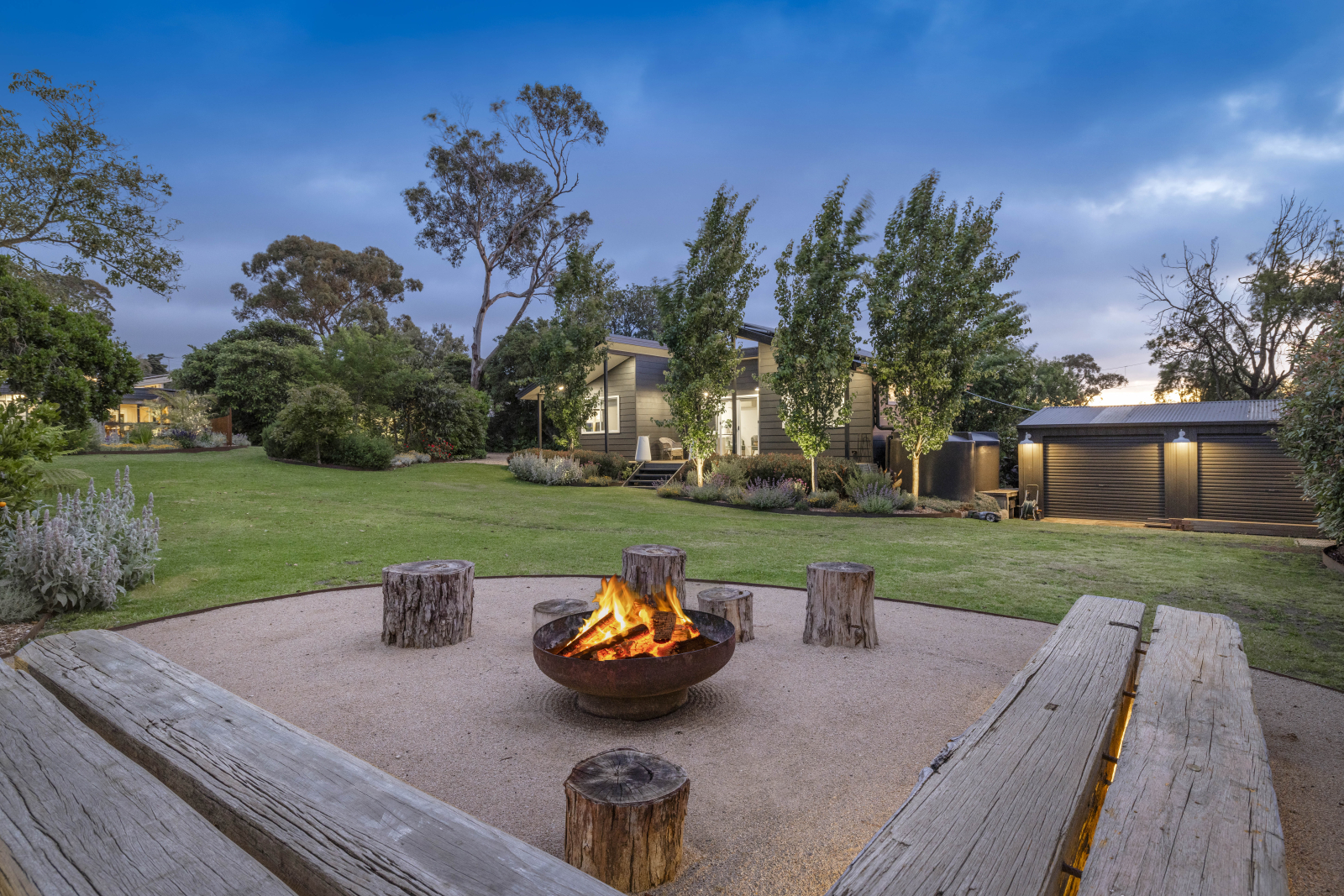 Cabaña australiana de tablas con vistas a la piscina y a la hoguera en la península de Mornington, justo a las afueras de Melbourne