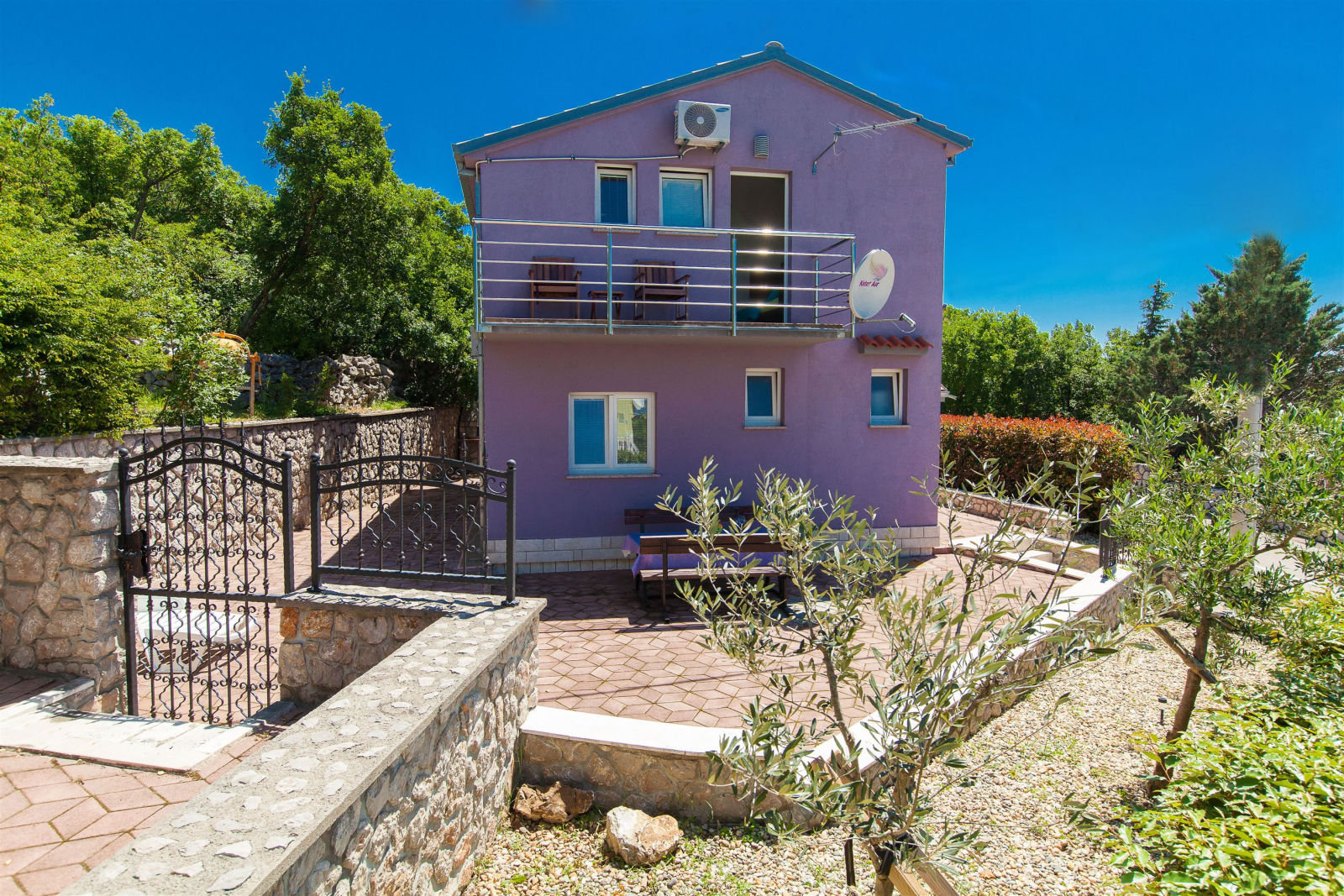 Spacious family apartment with terrace & sea view near Crikvenica