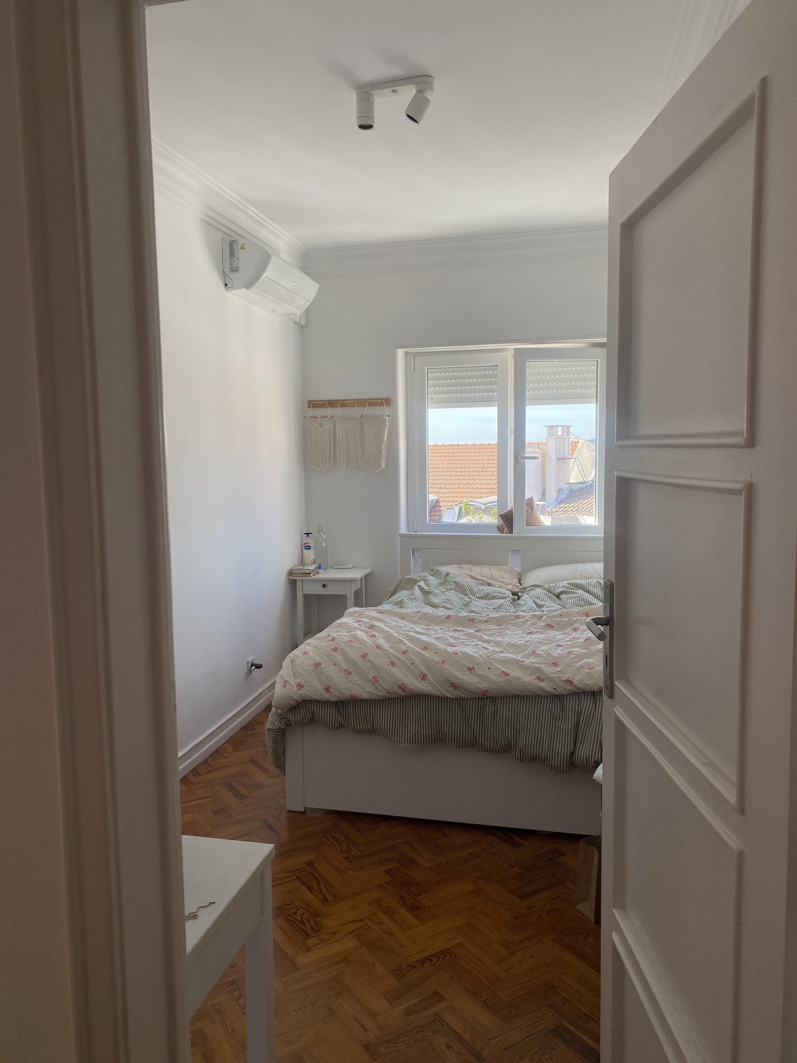 Sunny 1 bedroom Lisbon apartment with an amazing view