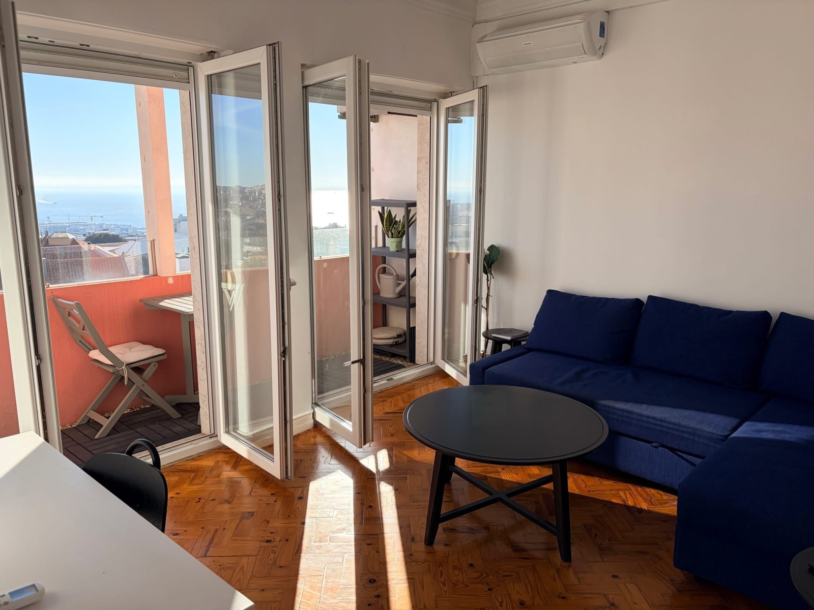 Sunny 1 bedroom Lisbon apartment with an amazing view