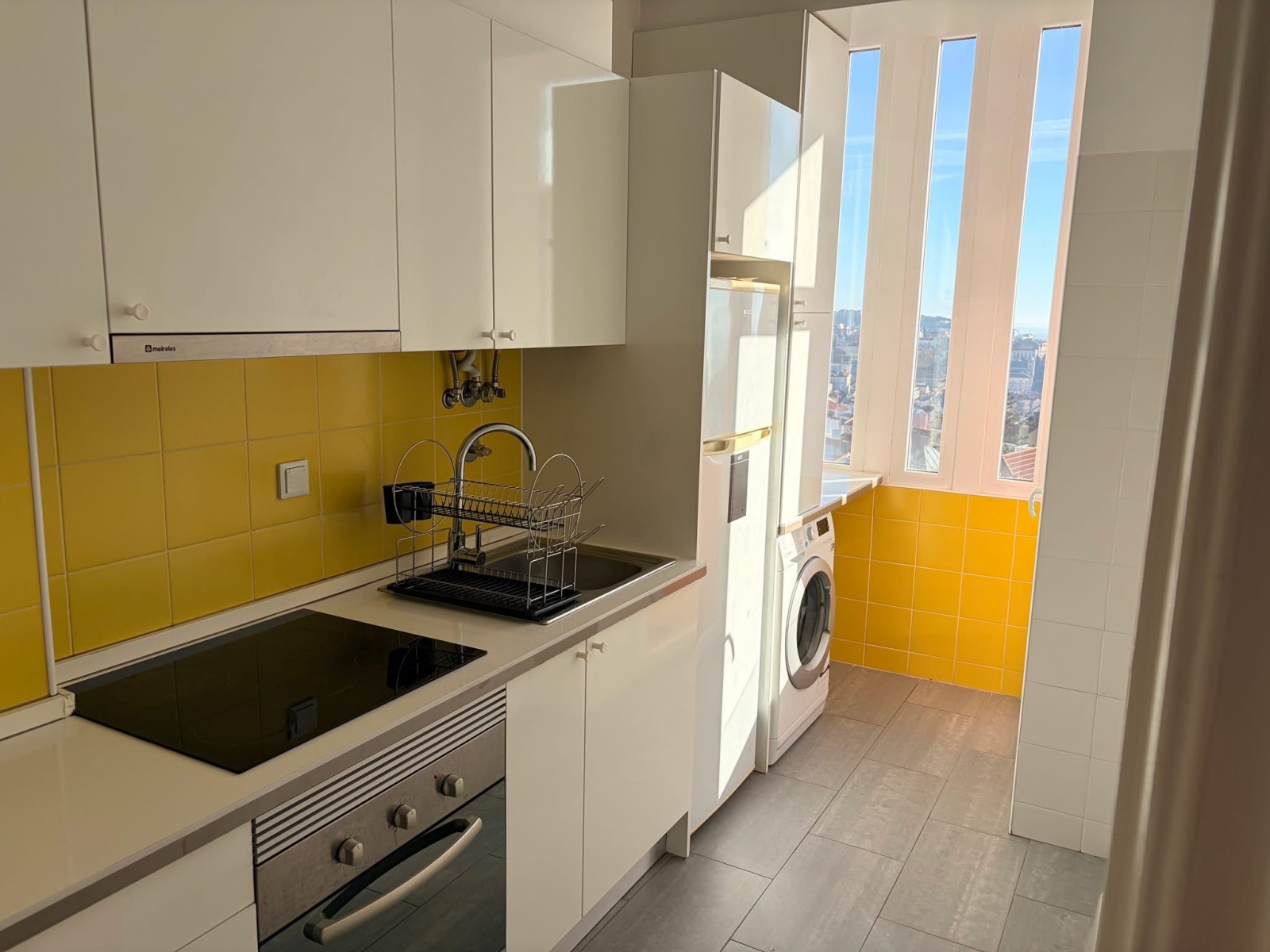 Sunny 1 bedroom Lisbon apartment with an amazing view