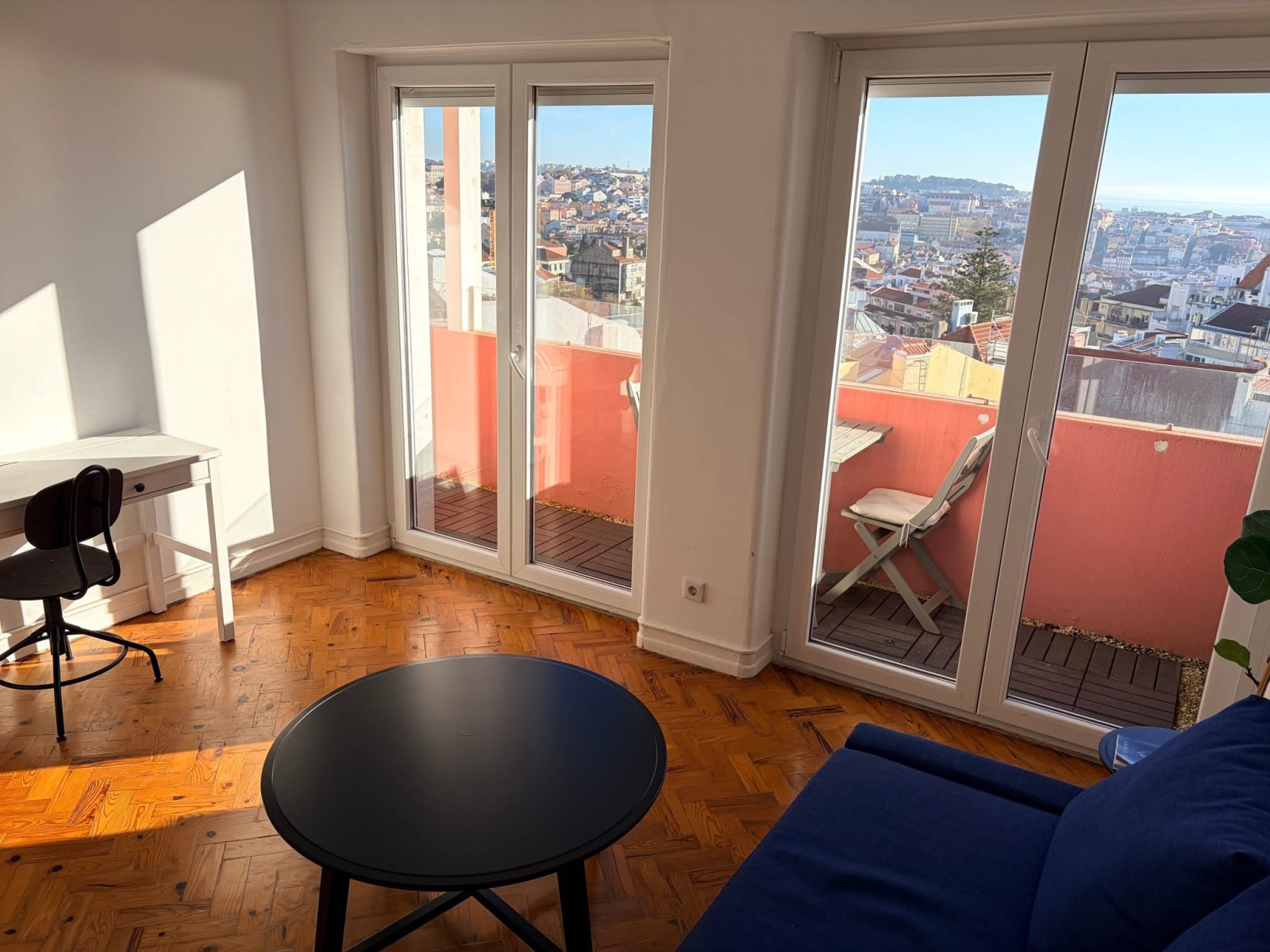 Sunny 1 bedroom Lisbon apartment with an amazing view