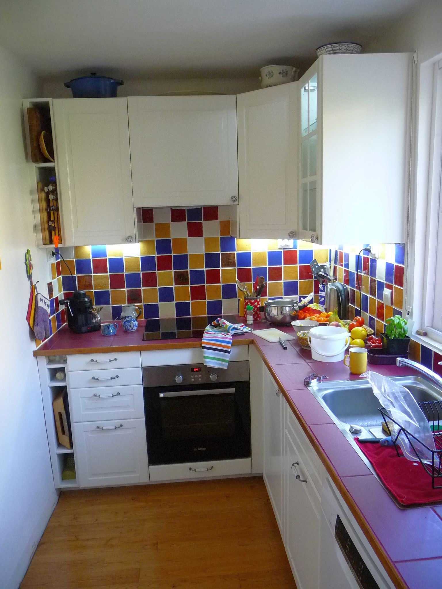 Modern well equipped kitchen with everything you need
Cuisine moderne bien équipée avec tout les nécessaires