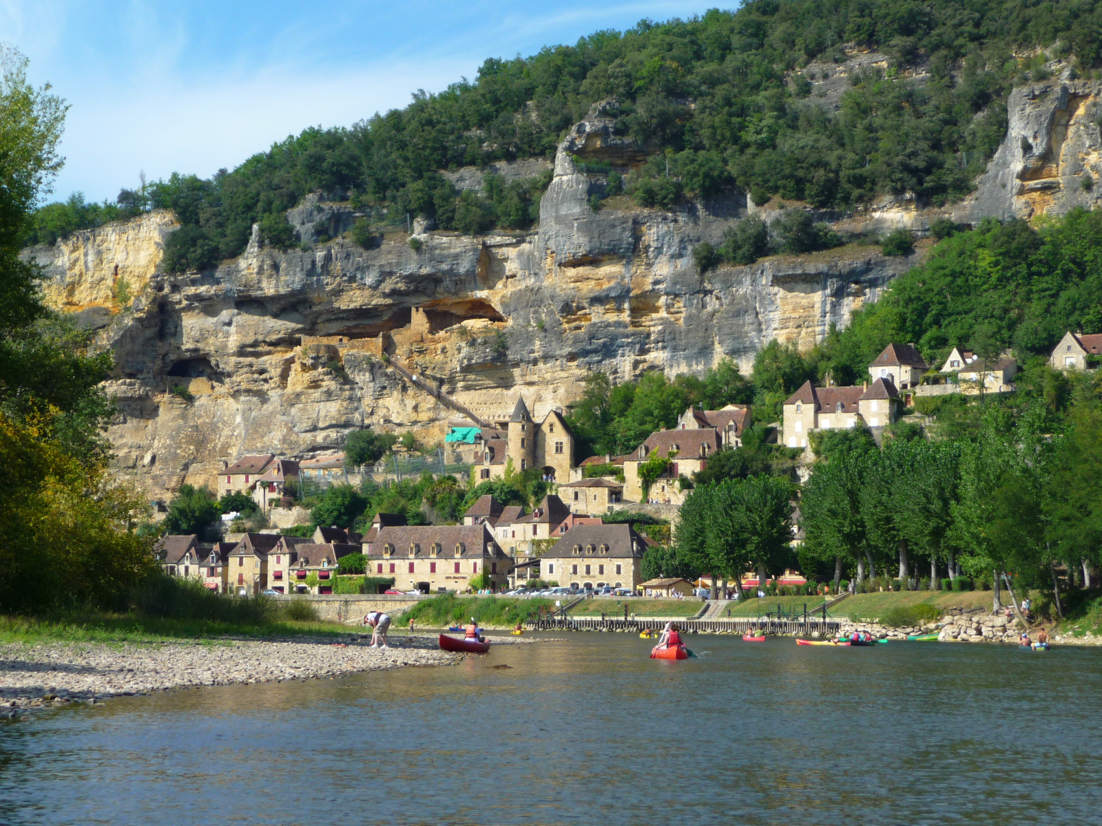 Plenty of swimming beaches and canoeing opportunities nearby - this is a view of the troglodyte village of La Roque Gageac
De nombreuses plages pour la baignade et des possibilités de canoë-kayak à proximité - voici une vue du village troglodytique de La Roque-Gageac