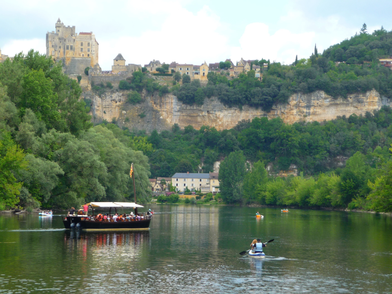 Beynac castle is one of dozens in the area.
Le château de Beynac est l'un des dizaines que compte la région.