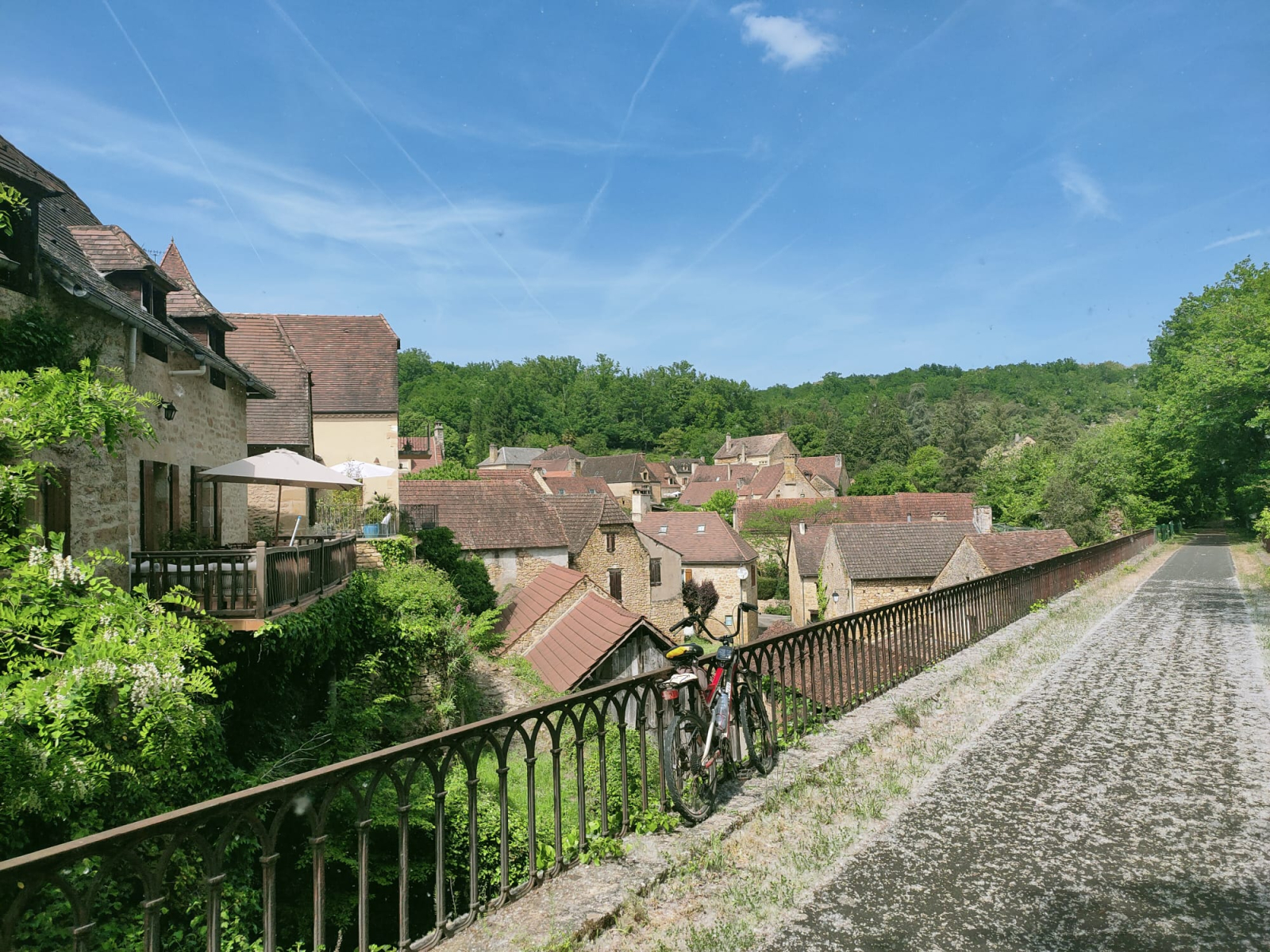 The view of the village from the cycle path
La vue sur le village depuis la piste cyclable