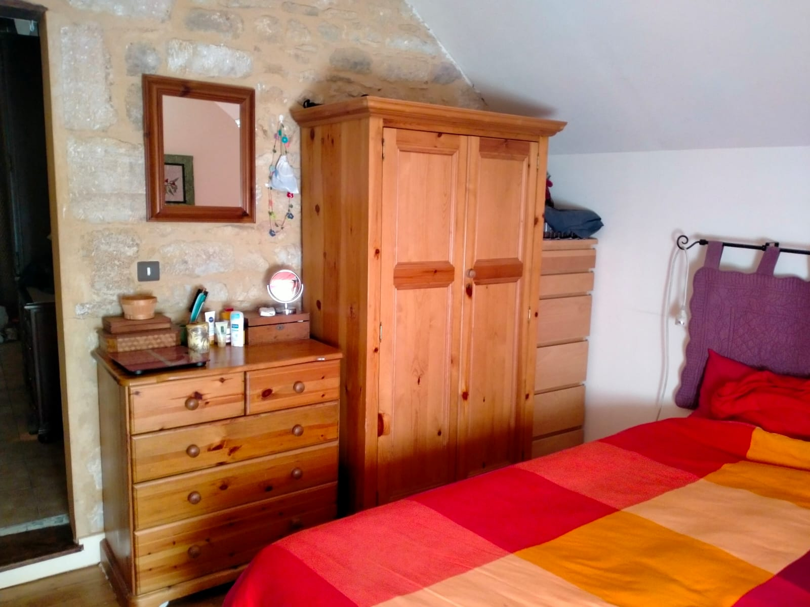 main bedroom queen size bed (160cm wide)
chambre principale avec lit queen size (160cm de large)