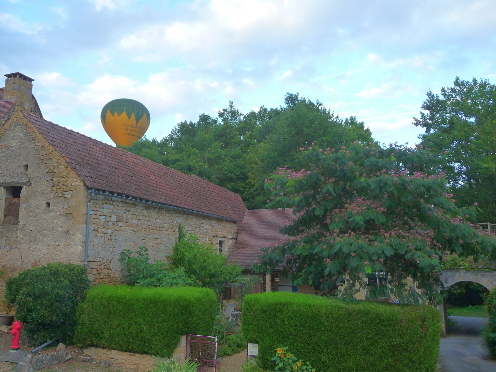 You can ride in a hot air balloon - this one is passing over the house 
Vous pouvez monter en montgolfière : celle-ci passe au-dessus de la maison.