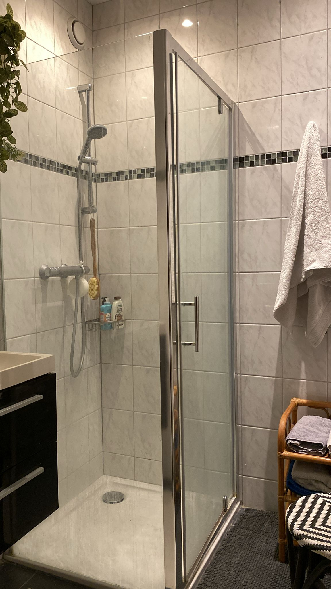 Appartement incroyablement lumineux de deux chambres au bord de la forêt et des plages