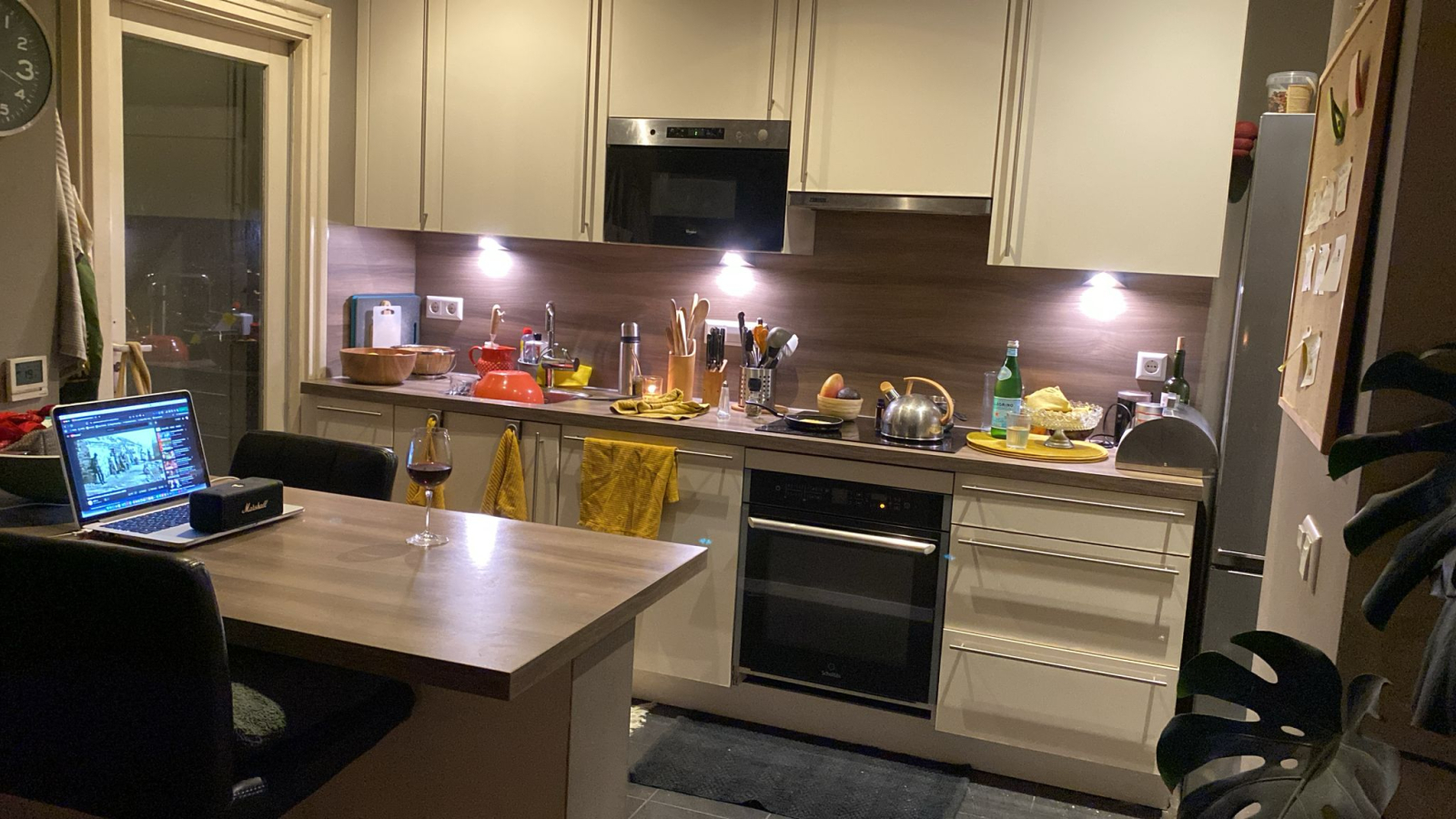 Appartement incroyablement lumineux de deux chambres au bord de la forêt et des plages