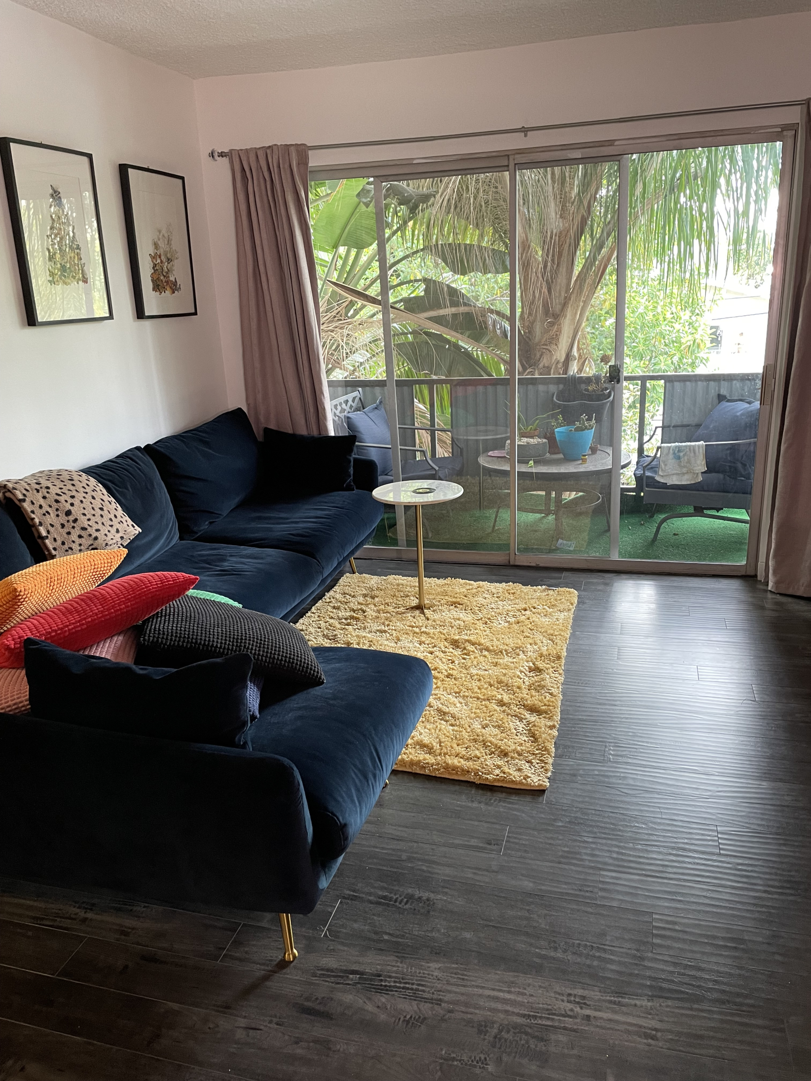 2 bedroom/2 bathroom apt with a balcony in cool, walkable Los Angeles neighborhood