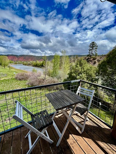 Peaceful mountain escape overlooking the roaring fork river with world class fly fishing and skiing!